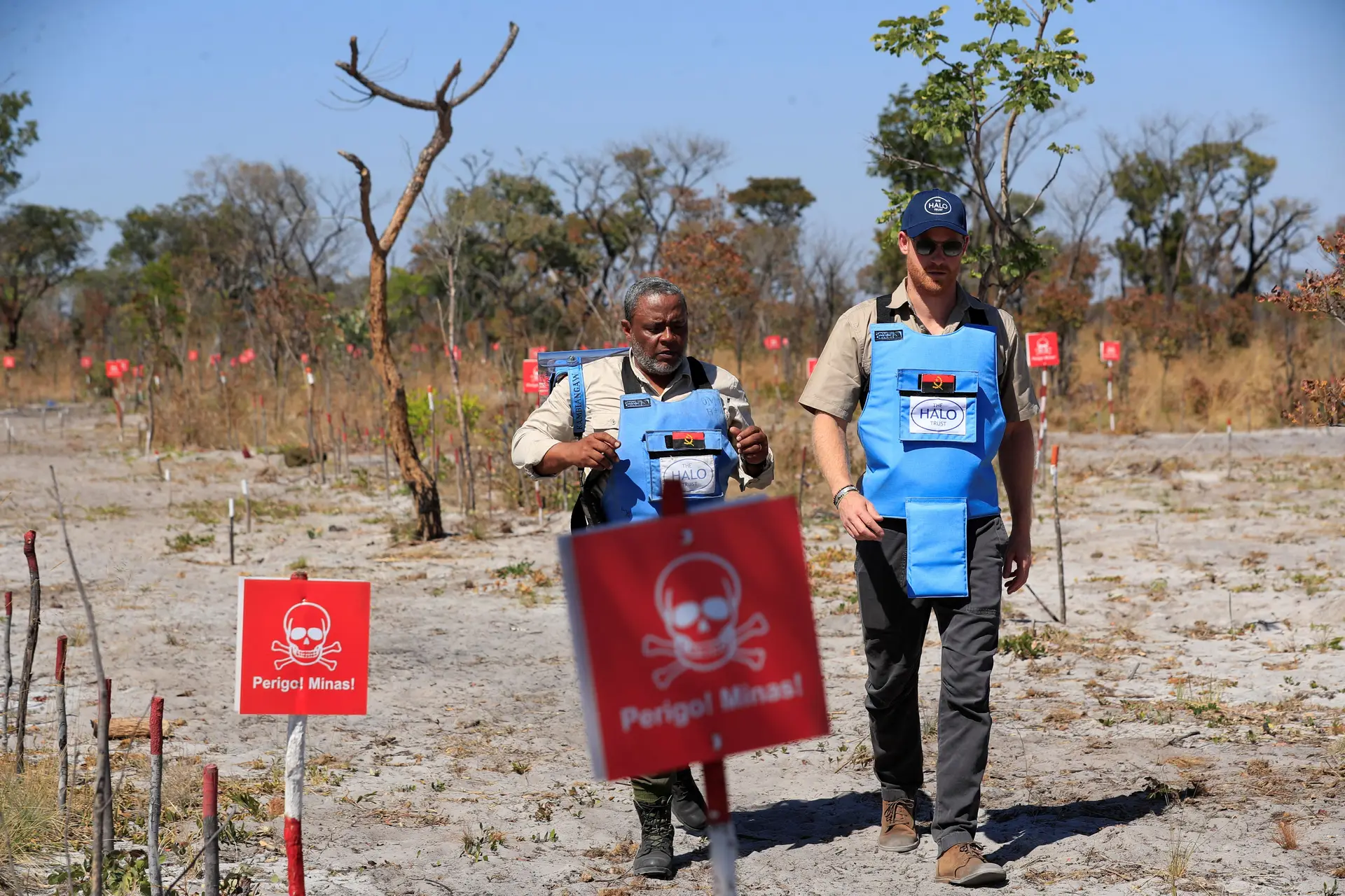 Príncipe Harry atravessa campo minado em Angola, recriando percurso icónico da Princesa Diana — 16 de julho de 2025