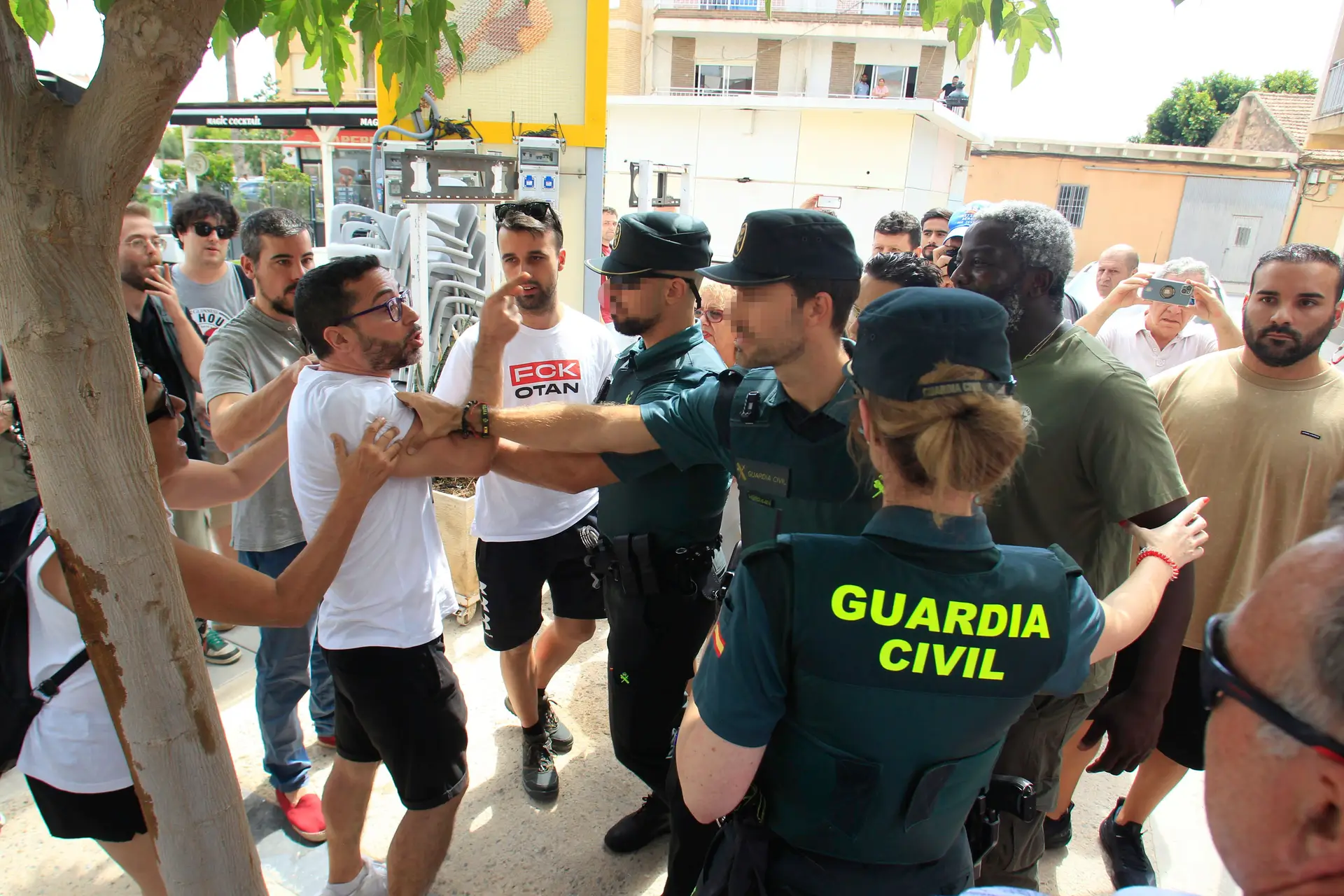 A Guardia Civil tenta serenar os ânimos em Torre-Pacheco