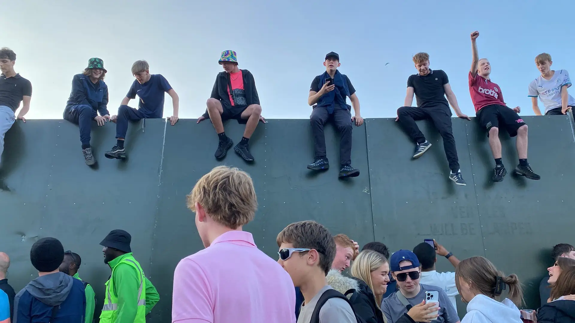 Centenas de fãs dos Oasis escalam grades em concerto da banda em Manchester