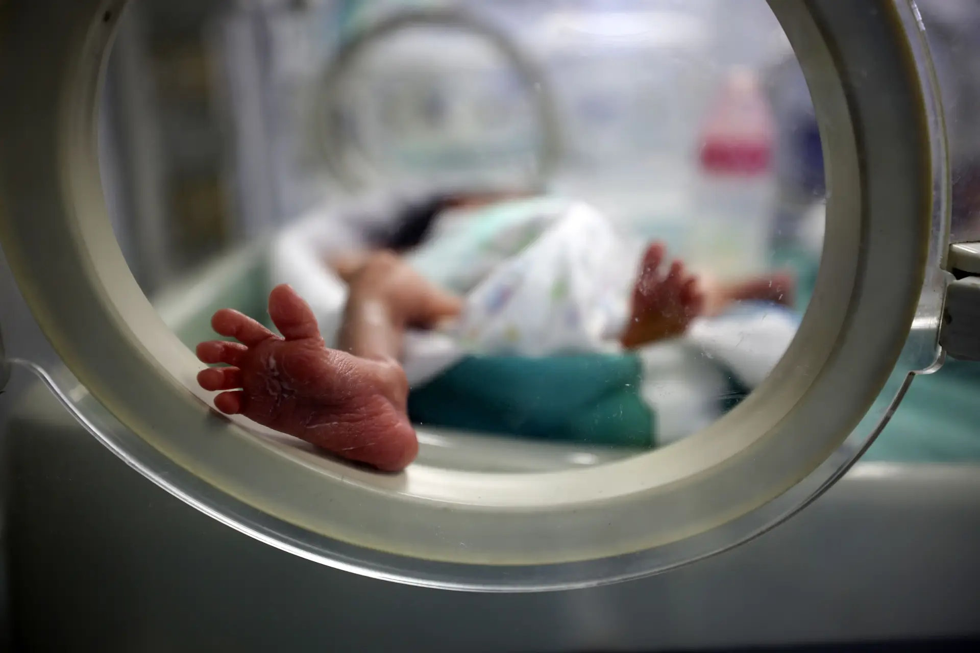 Estudo envolveu 35 crianças de 16 meses de idade, incluindo bebés de termo e prematuros, e mediu a rapidez com que a população infantil desvia a sua atenção