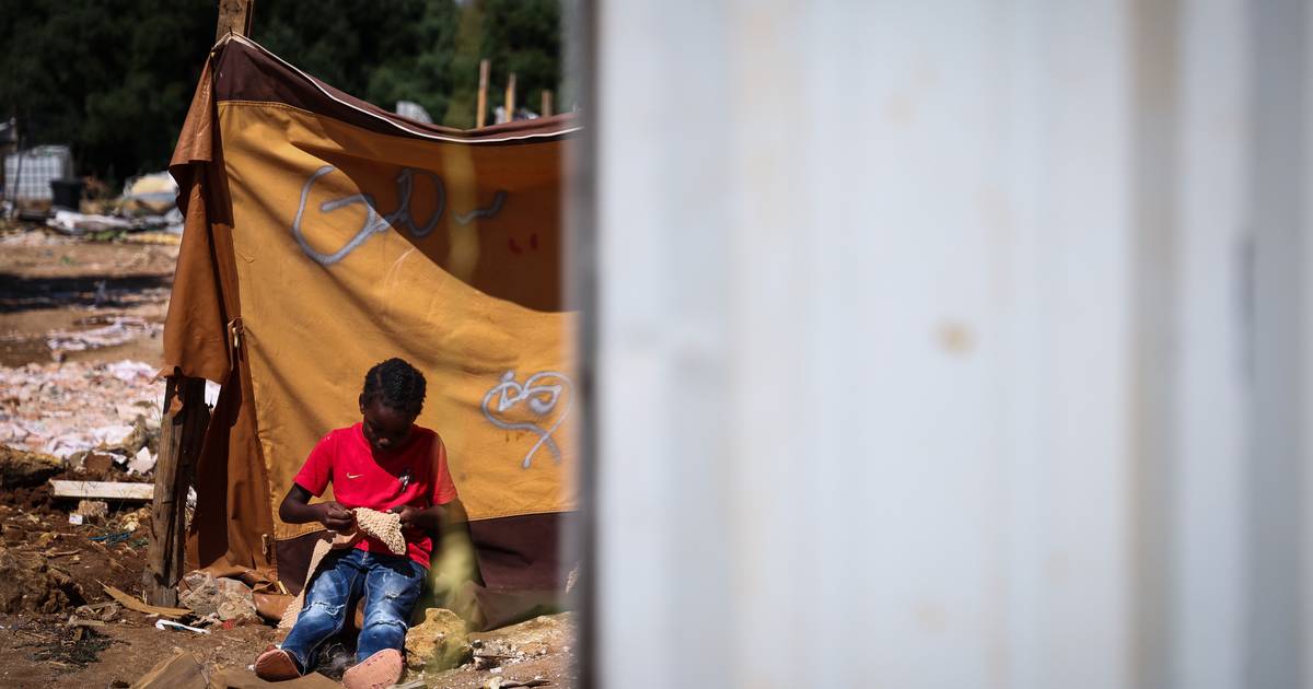 Moradores em tendas após demolições em Loures