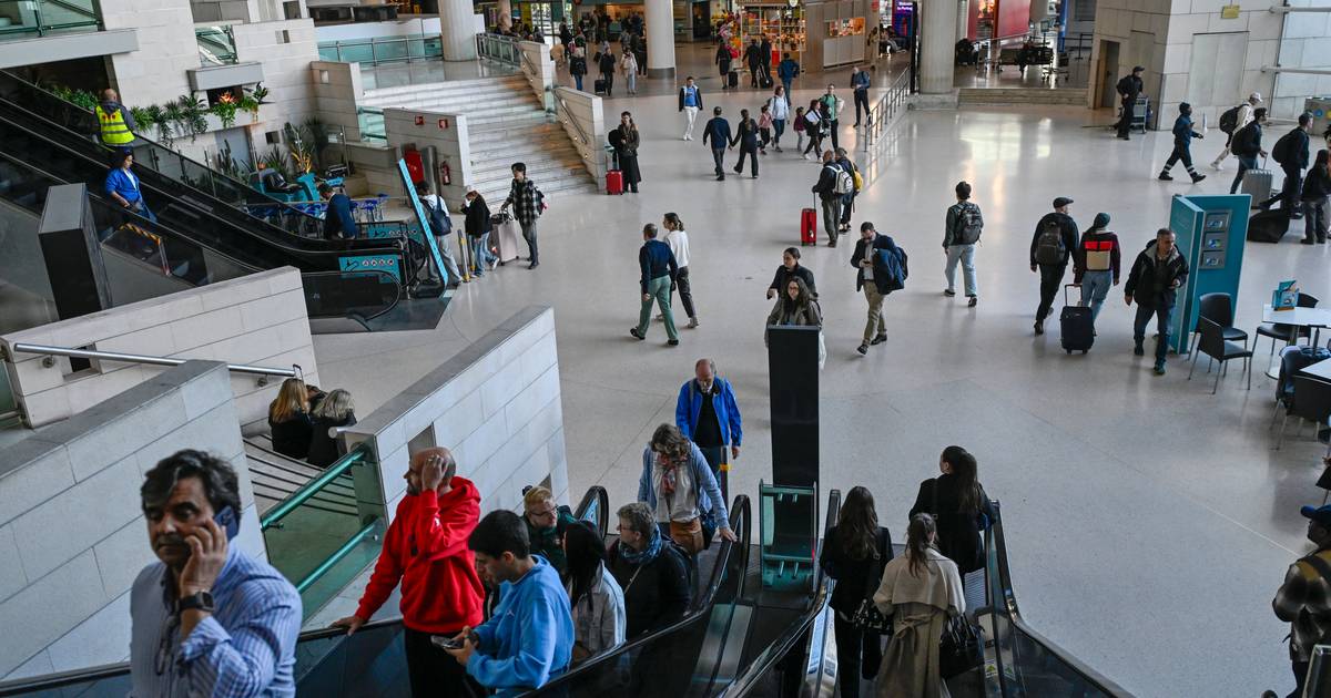 Novo sistema europeu de controlo: PSP admite “dia crítico” no aeroporto de Lisboa com filas de mais de 90 minutos