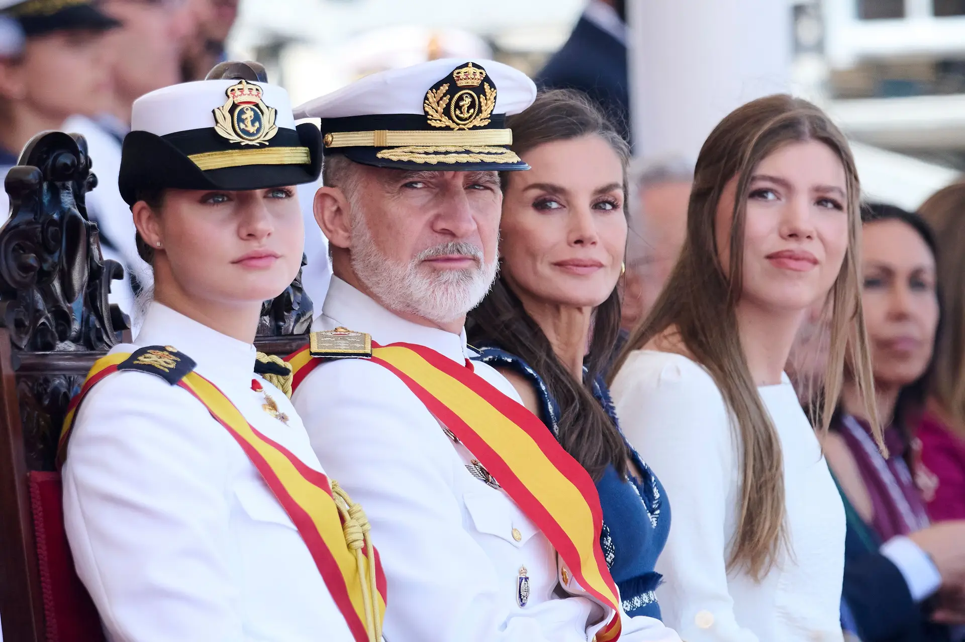 A infanta Sofia, à direita na imagem, com os pais (os reis Filipe VI e Letizia) e a irmã mais velha, Leonor, herdeira da Coroa, numa cerimónia na Escola Naval em Pontevedra, Galiza