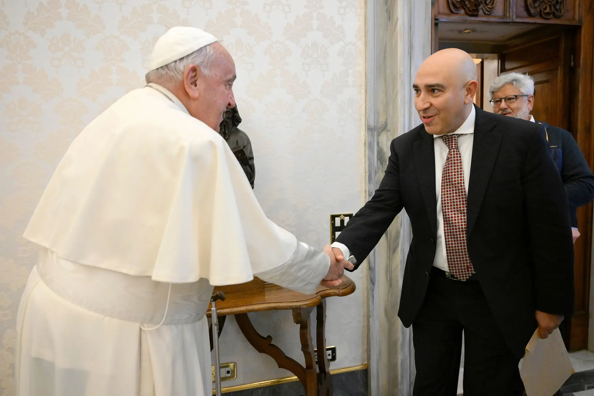 O ativista e político palestiniano de Jerusalém Oriental, Samer Sinijlawi, é recebido pelo Papa Francisco durante uma audiência no Palácio Apostólico, a 17 de outubro de 2024