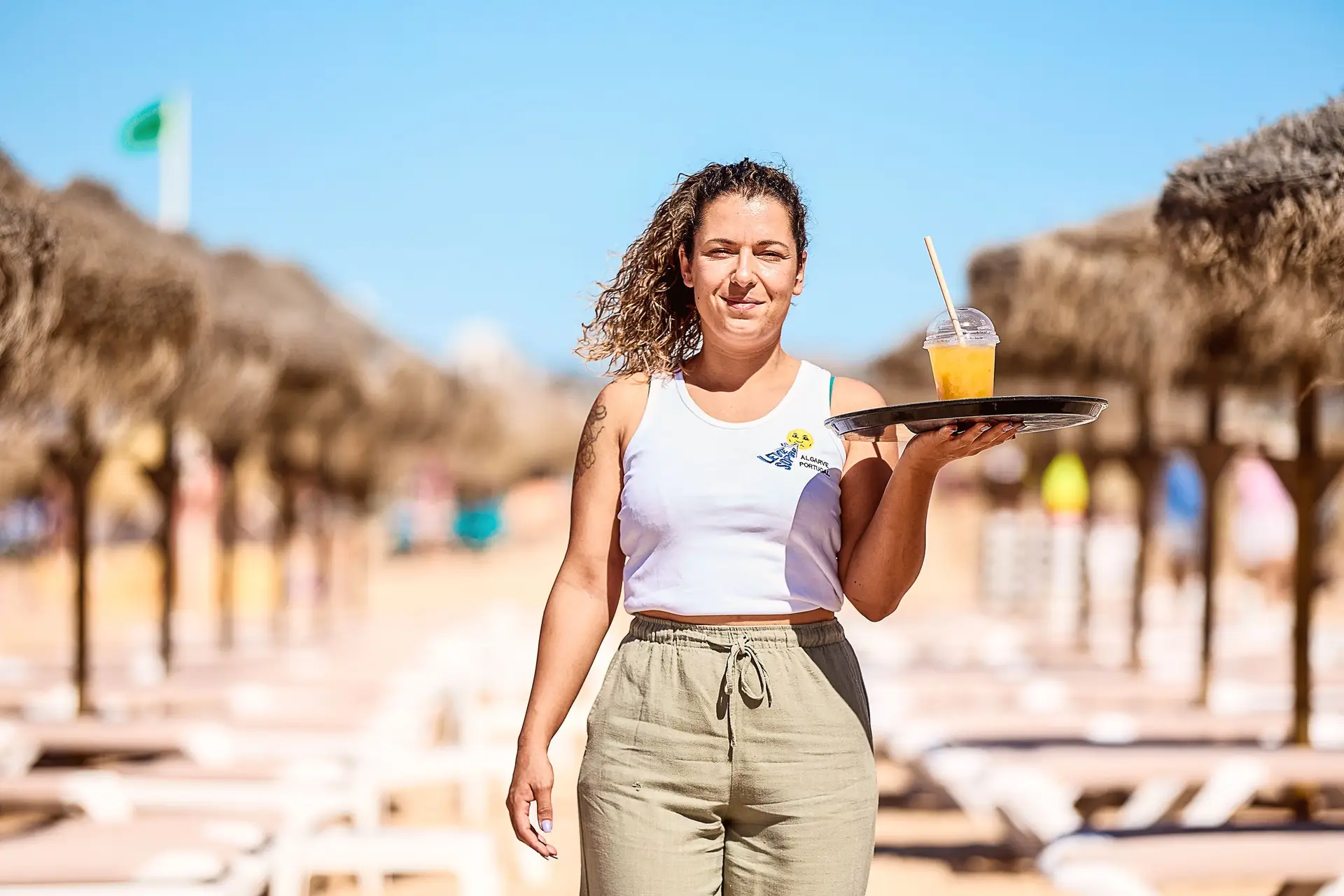 A sazonalidade faz parte da vida laboral algarvia. Tânia Ponte poupa pelo menos €500 por mês no trabalho de verão já a pensar no inverno