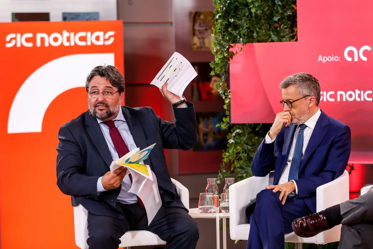 Ricardo Leão segura uma de várias denúncias de moradores do Talude que, diz, terão comprado "barracos" no valor de €2000 a €3000