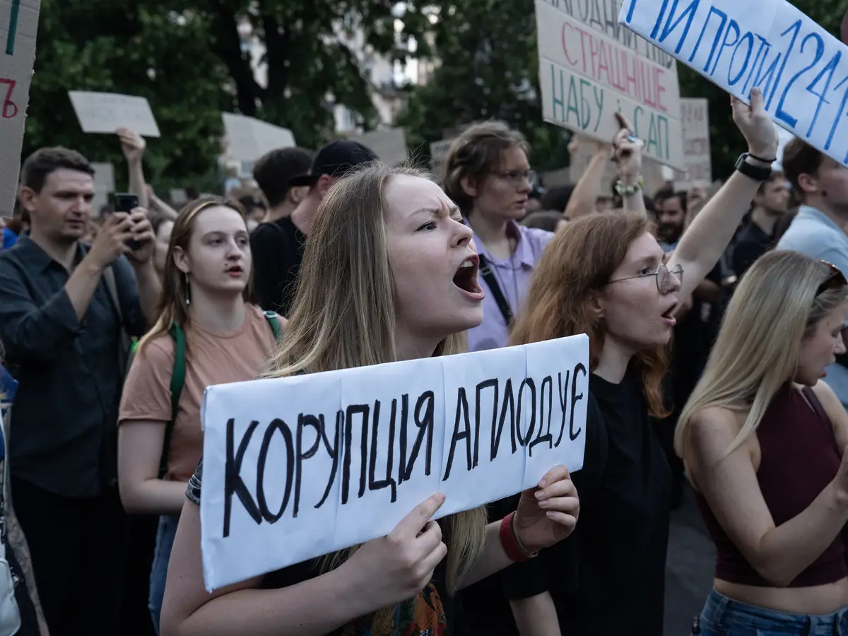 Lei sobre agências anticorrupção abala confiança em Zelensky e