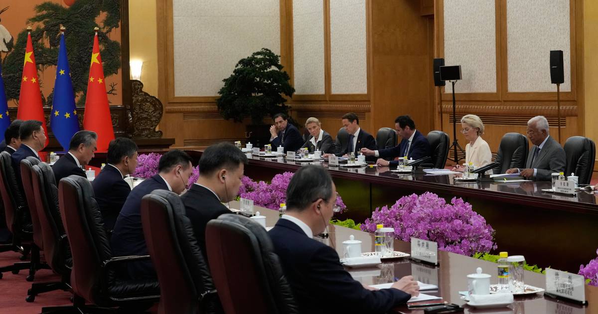 Von der Leyen diz a Xi Jinping que relações UE-China estão num "ponto de inflexão" e pede um "reequilíbrio"