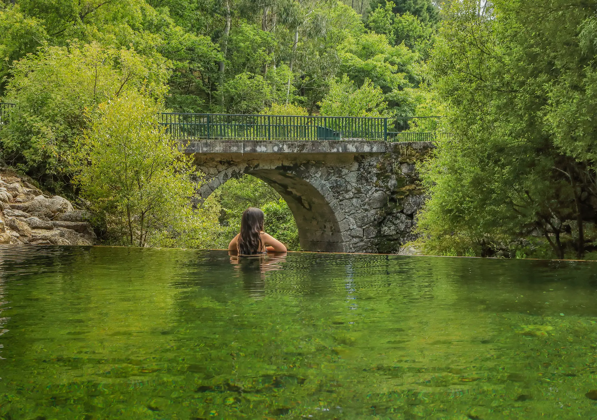 Praia fluvial e ponte da Caniça