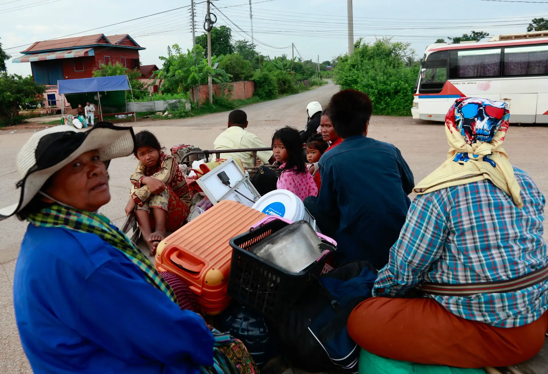 Pessoas fogem do Camboja devido ao conflito armado na fronteira com a Tailândia