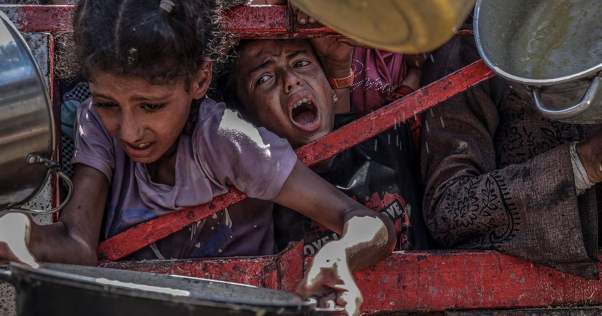 Enquanto a fome assola Gaza, Netanyahu causa indignação ao falar de hambúrgueres no YouTube