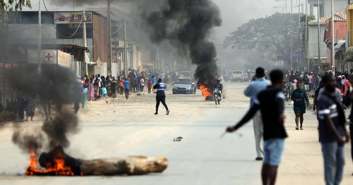 Greve dos taxistas de transportes privados em Luanda marcada por barricadas, pneus queimados, pilhagens e viaturas vandalizadas