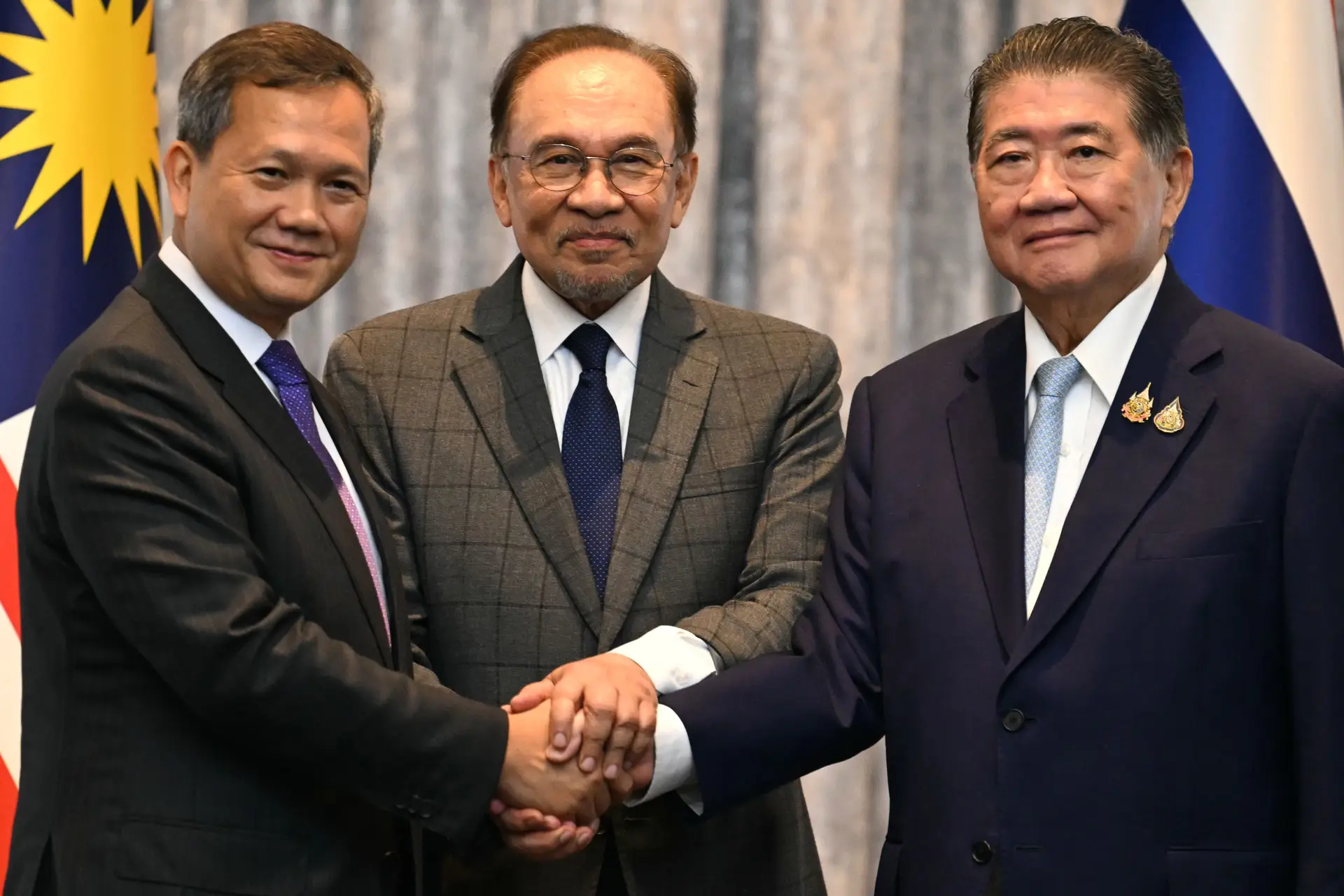 Primeiro-ministro da Malásia, Anwar Ibrahim (centro), primeiro-ministro do Camboja, Hun Manet (esquerda), e primeiro-ministro em exercício da Tailândia, Phumtham Wechayachai (direita)