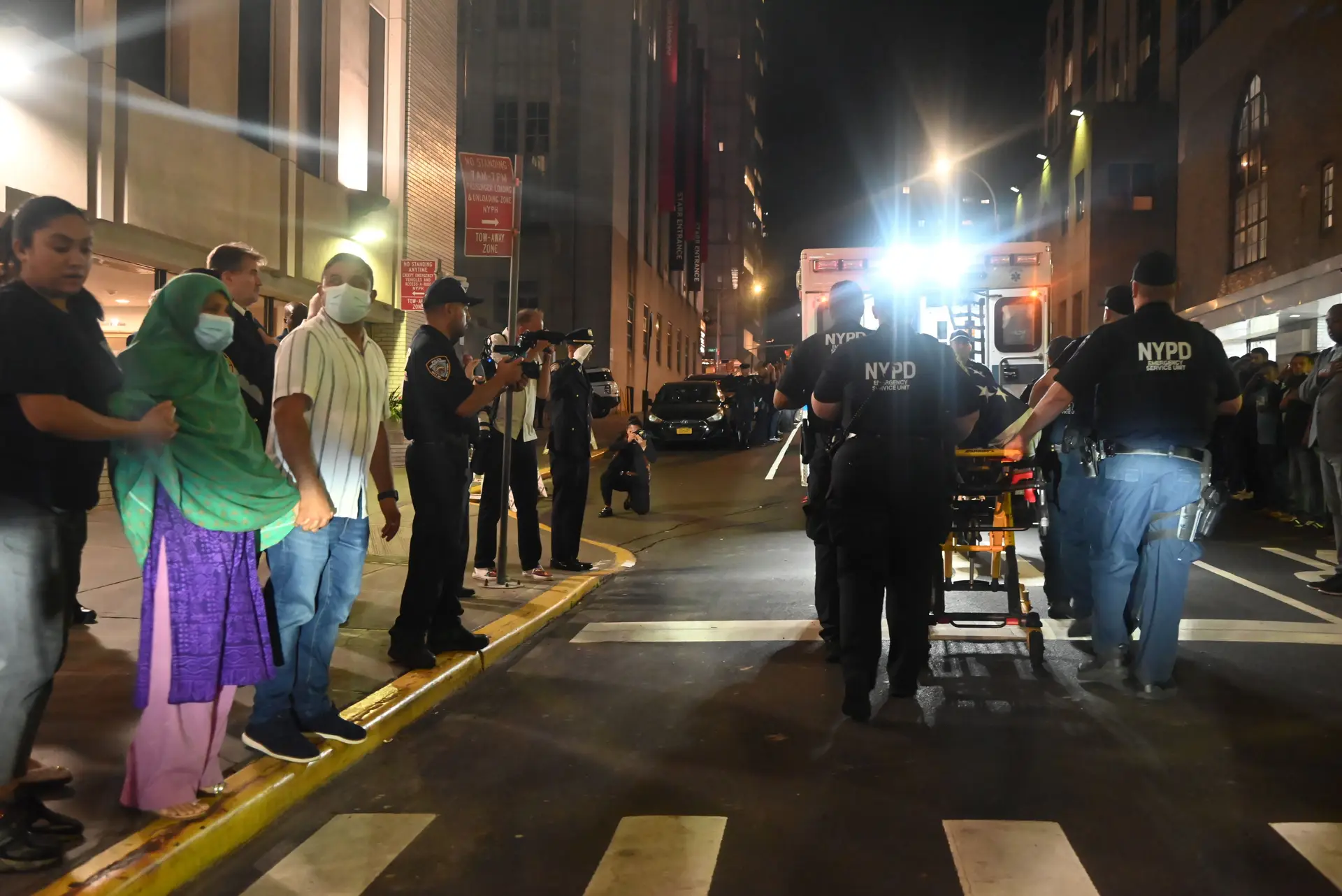 Um polícia morreu na sequência de um ataque a tiro em Manhattan, Nova Iorque