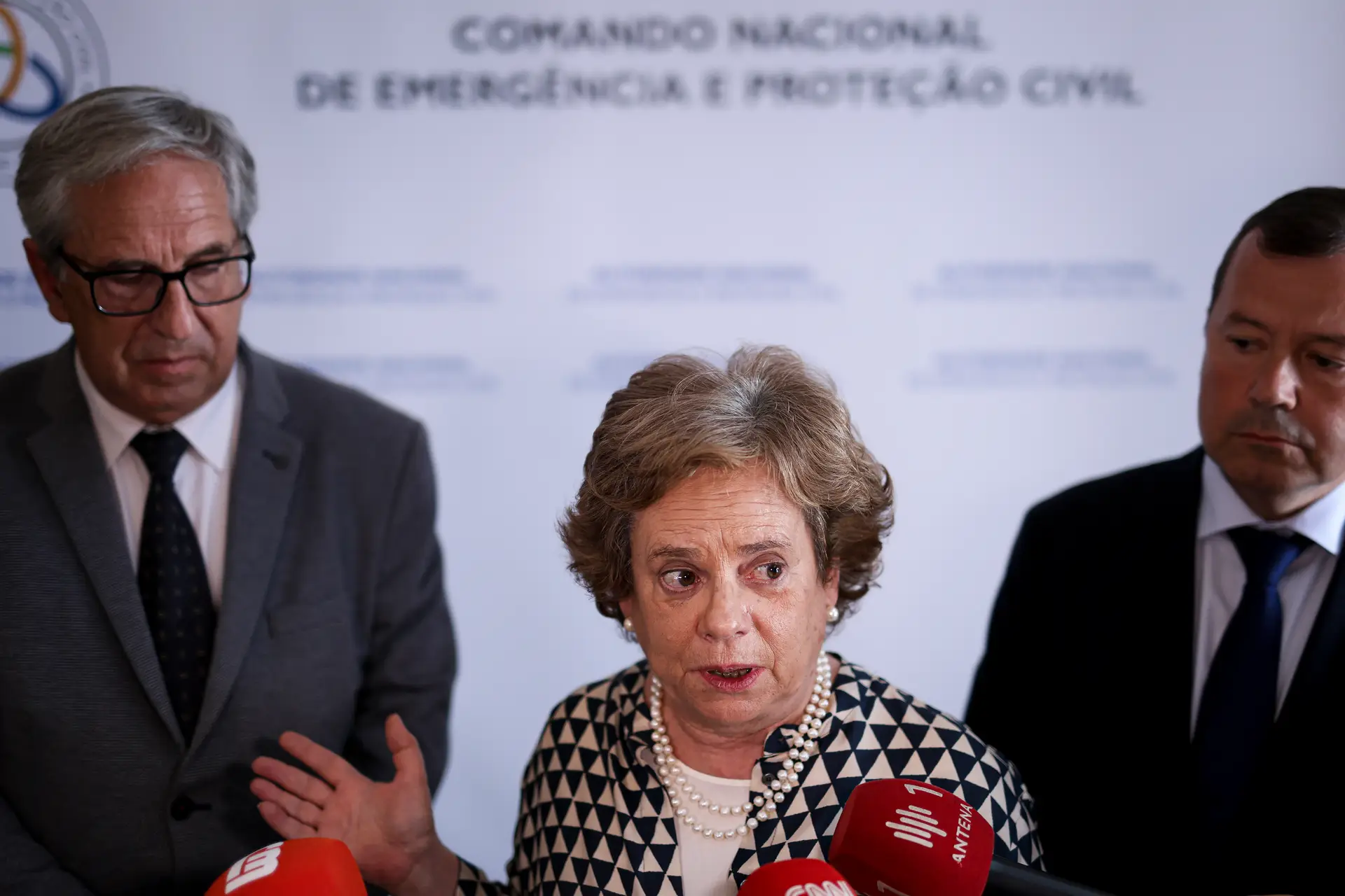 Maria Lúcia Amaral com José Manuel Moura, presidente da ANEPC, depois de uma reunião sobre incêndios
