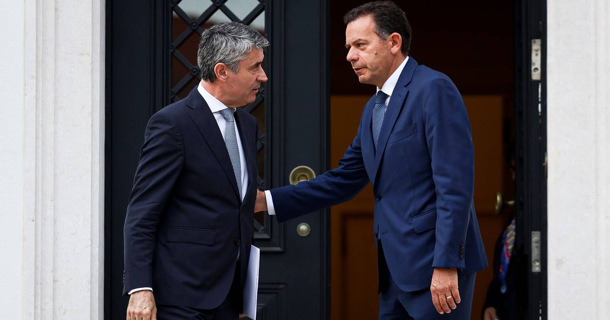 Carneiro avisa Montenegro: "Se quer diálogo com o PS, é com o PS que deve dialogar"