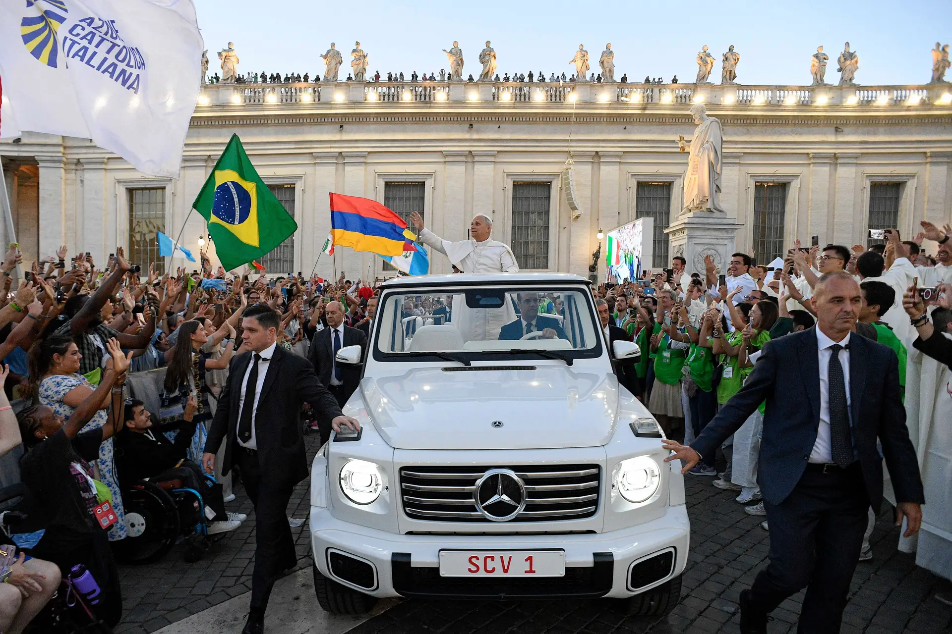 Leão XIV na chegada ao Jubileu, em plena Praça de São Pedro