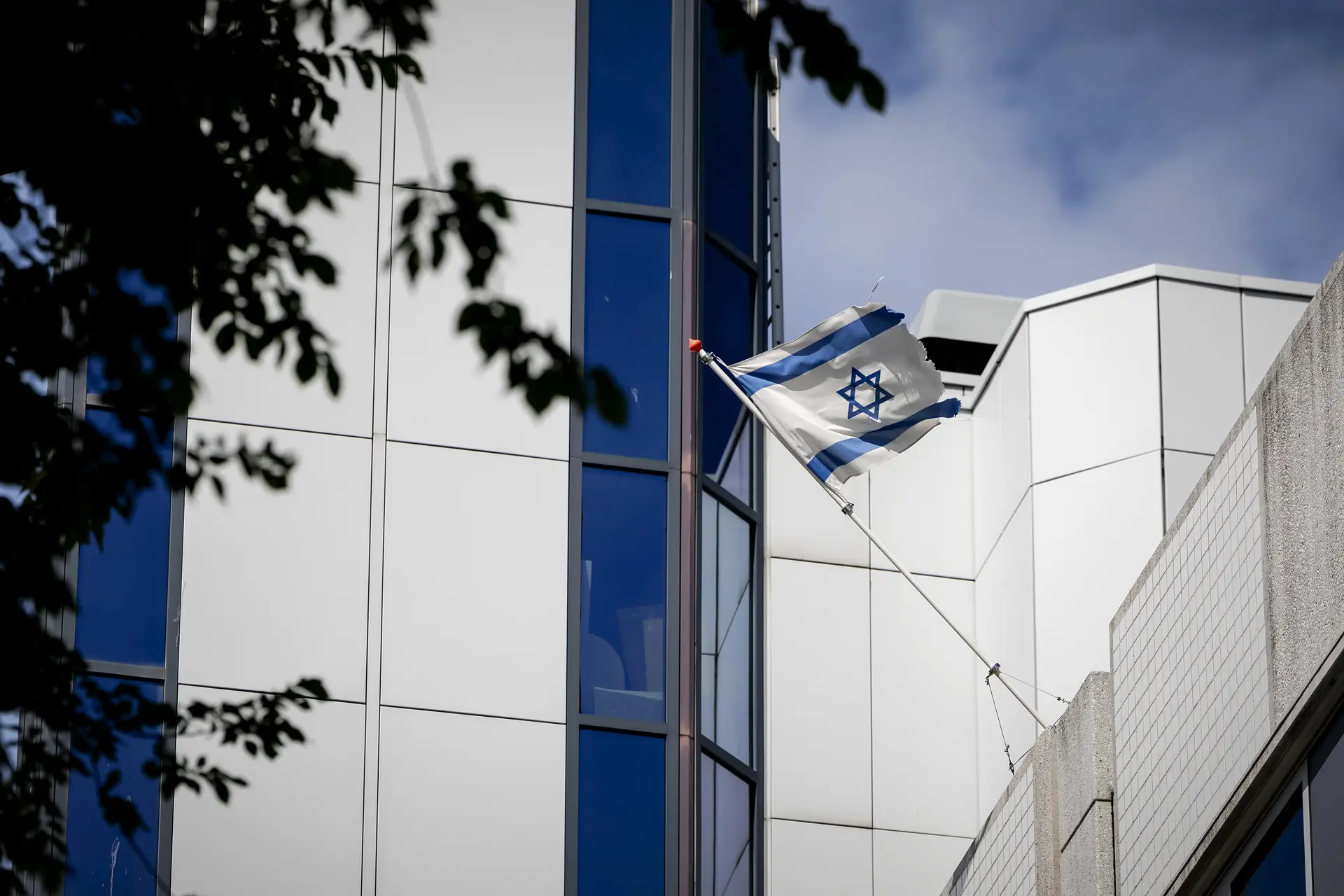 Manifestação esta quarta-feira, com cerca de três dezenas de pessoas junto da embaixada de Israel em Lisboa para chamar a atenção para a crise humanitária na Faixa de Gaza 