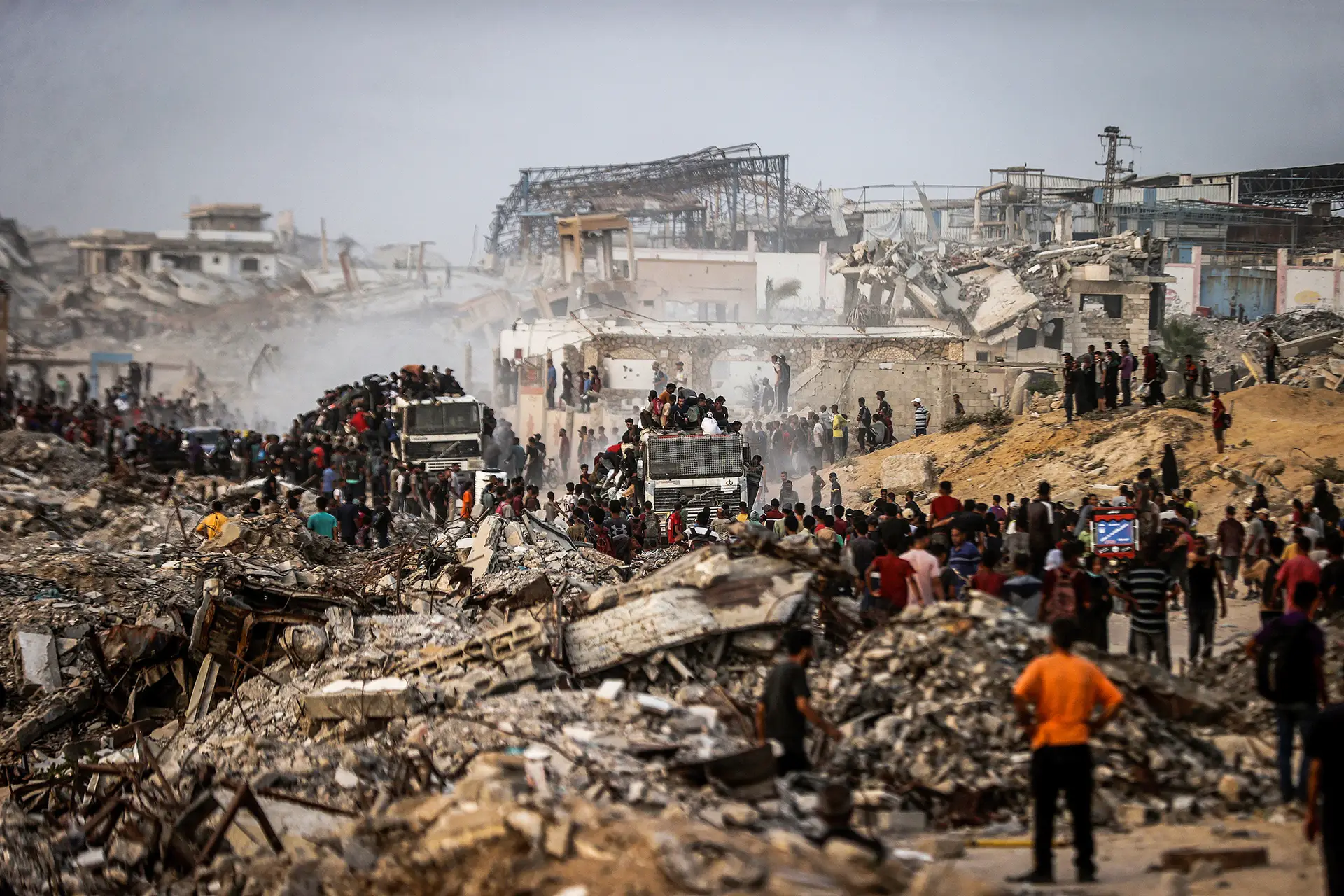 Palestinianos reúnem-se num ponto de distribuição de ajuda na cidade de Gaza
