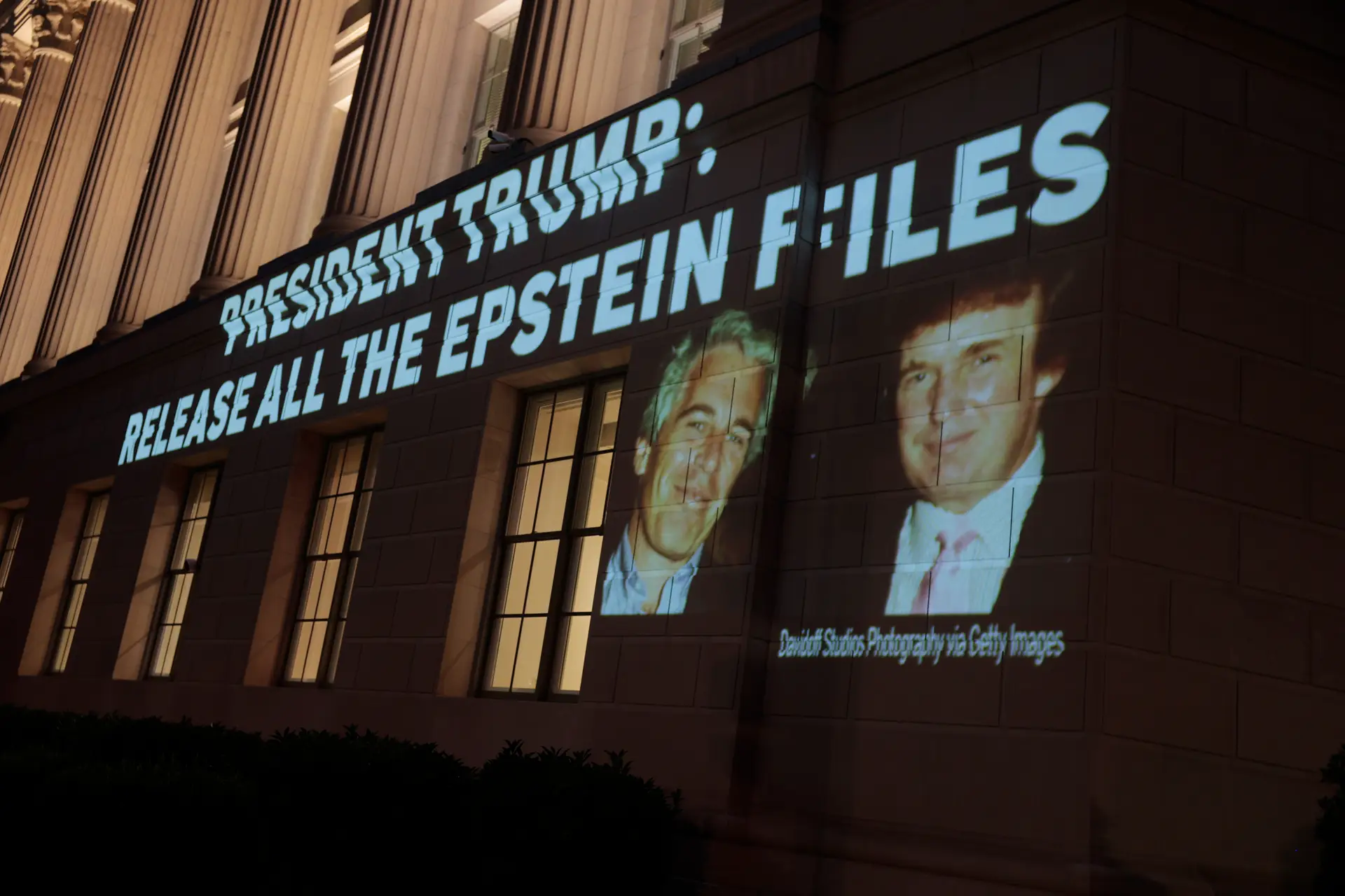As imagens do Presidente e de Jeffrey Epstein foram projetadas na sede da Câmara de Comércio por ativistas que exigem a divulgação de todos os ficheiros ligados ao caso de abuso sexual de menores
