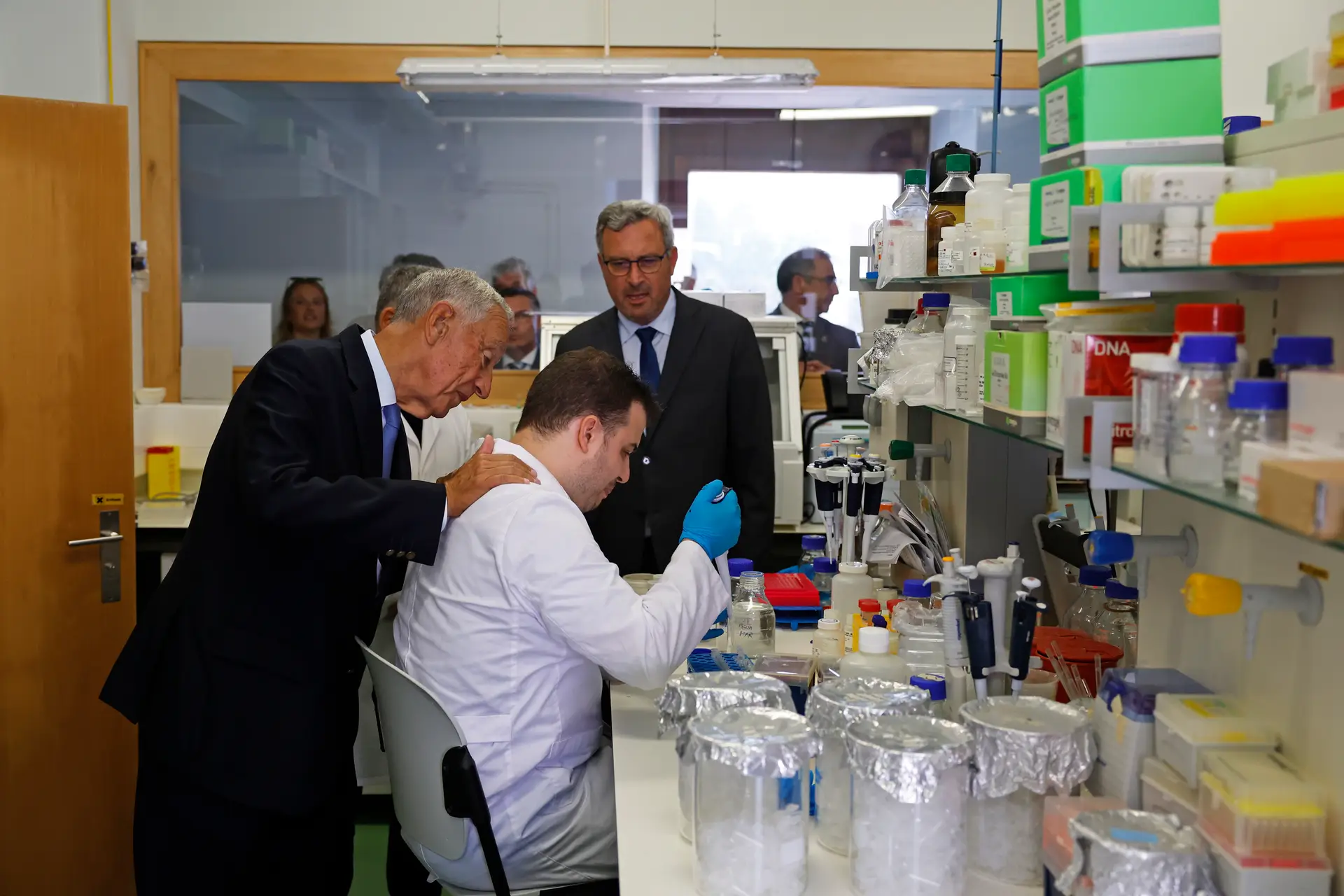 O Presidente da República, Marcelo Rebelo de Sousa, visitando esta sexta-feira (1 AGO 2025)um laboratório do Instituto de Investigação em Ciências do Mar, na Horta, Ilha do Faial, Açores