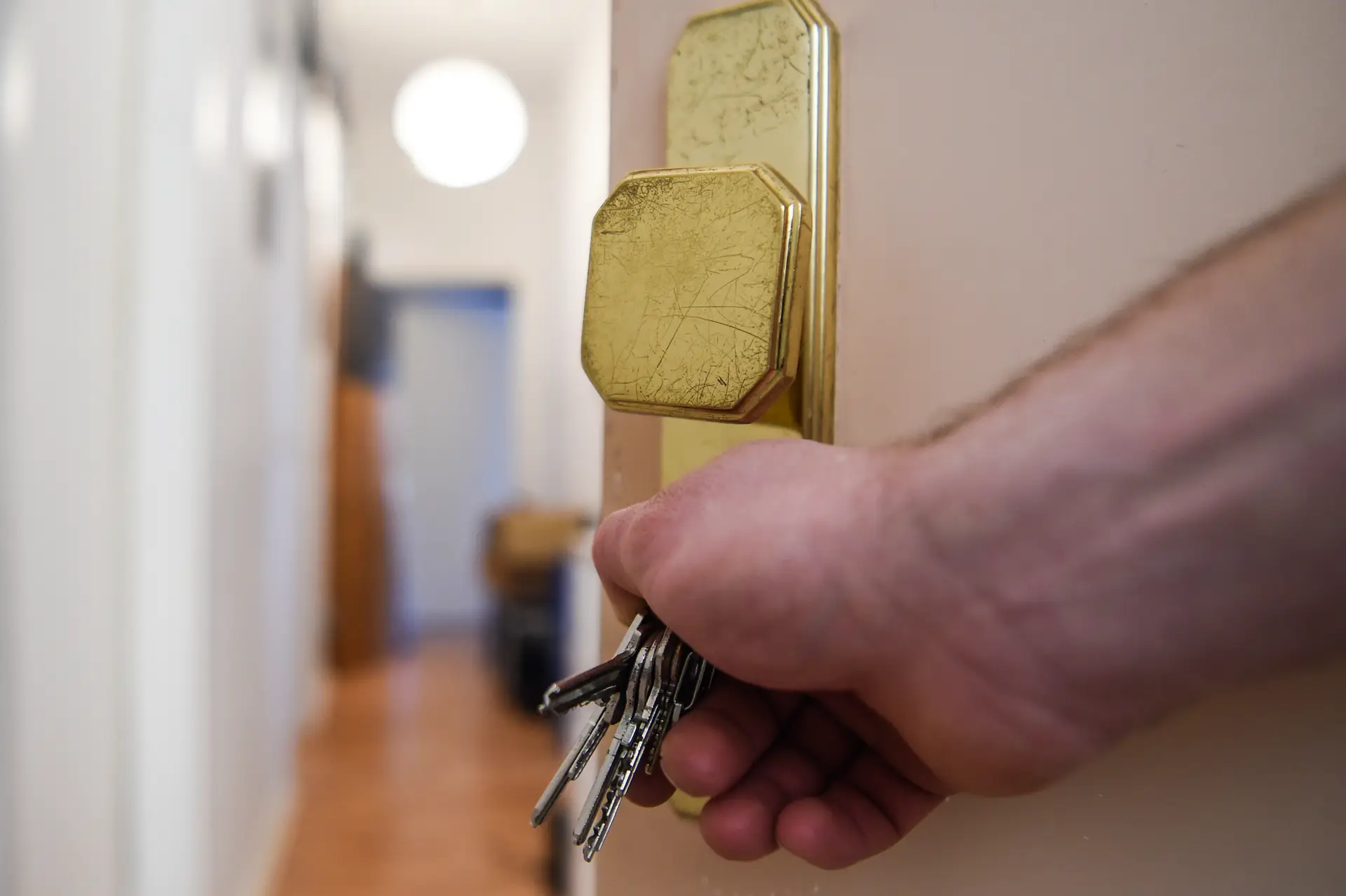 Arrendar casa exige atenção a documentos, fiadores e deveres legais. o que deve saber antes de alugar casa