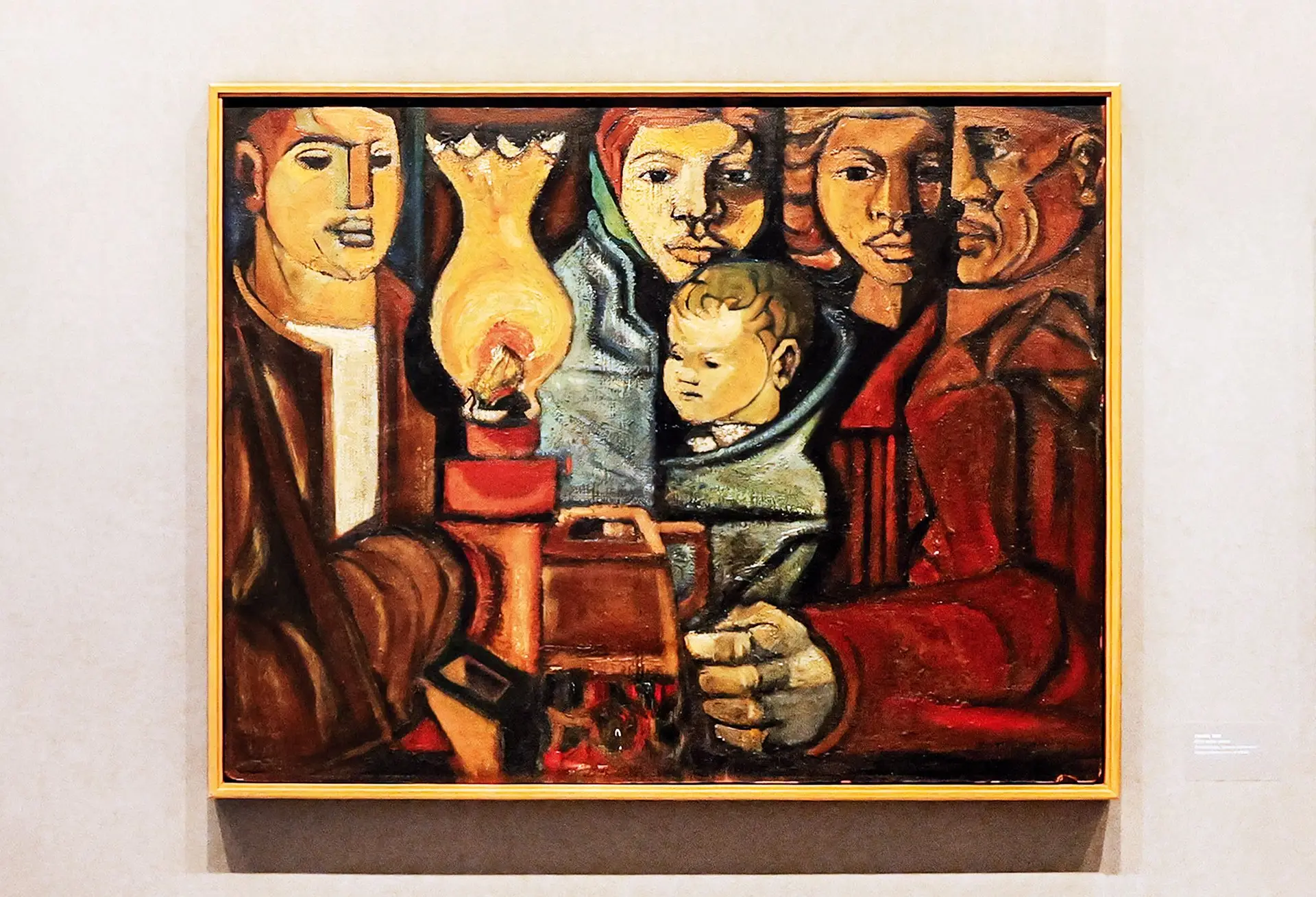 “Família”, pintura maior do neorrealismo, dois homens e duas mulheres protegendo uma criança à luz de um candeeiro de petróleo
