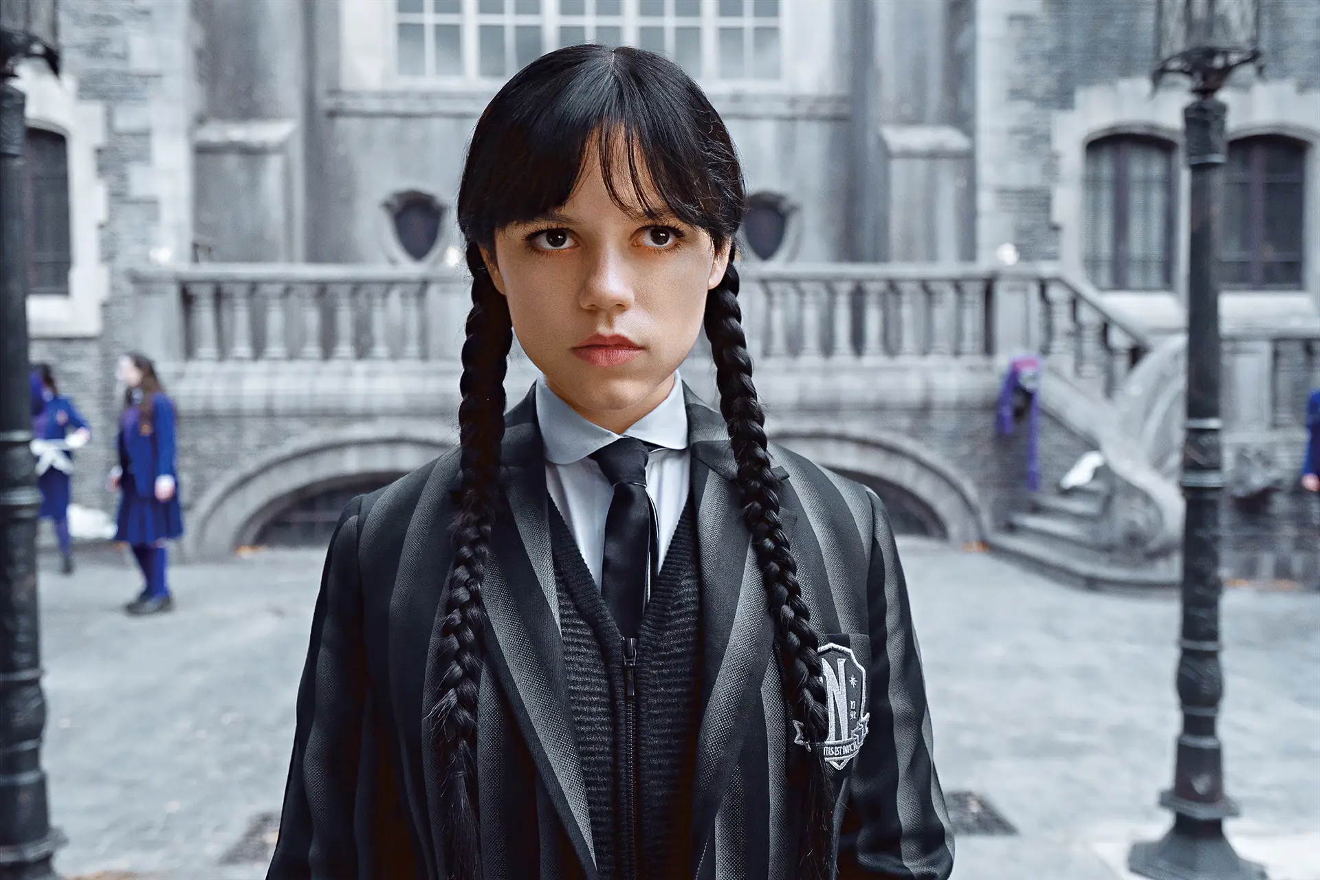 Jenna Ortega volta a vestir a pele de Wednesday Addams, poderosa feiticeira