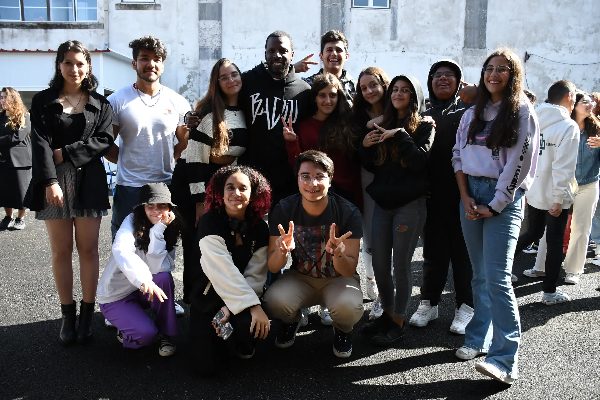 Alunos da turma do primeiro curso profissional de Mediador Intercultural, do Instituto para o Desenvolvimento Social, com o embaixador da formação, Dino Santiago