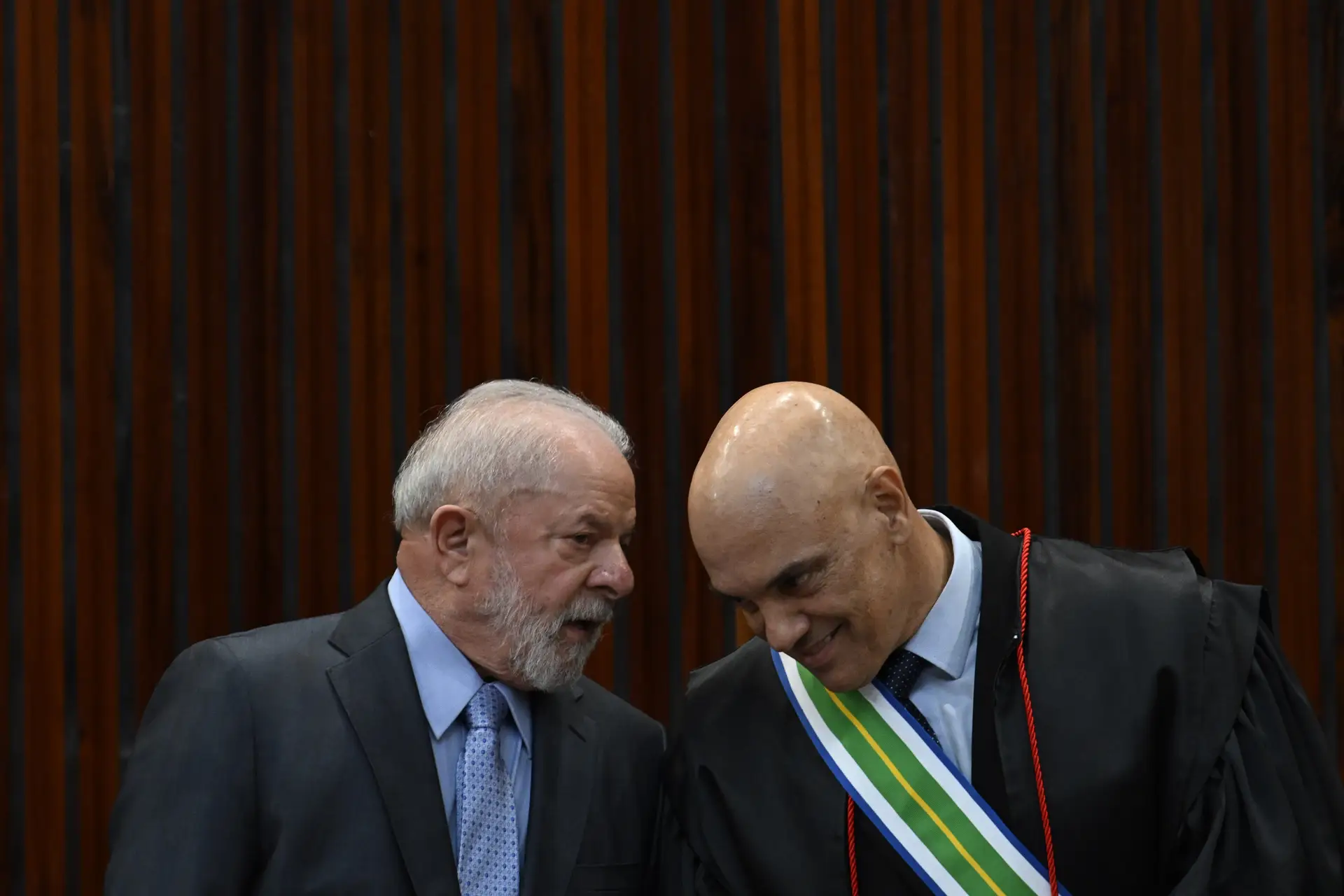 O Presidente brasileiro, Luiz Inácio Lula da Silva, com o juiz Alexandre de Moraes, do Supremo Tribunal Federal, que Donald Trump gostaria de ver destituído
