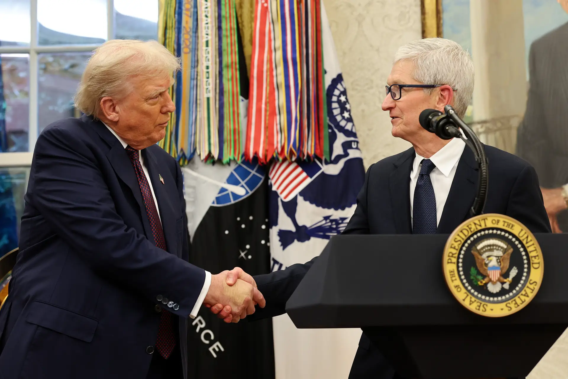 Presidente dos Estados Unidos, Donald Trump durante uma reunião com o presidente executivo da Apple, Tim Cook