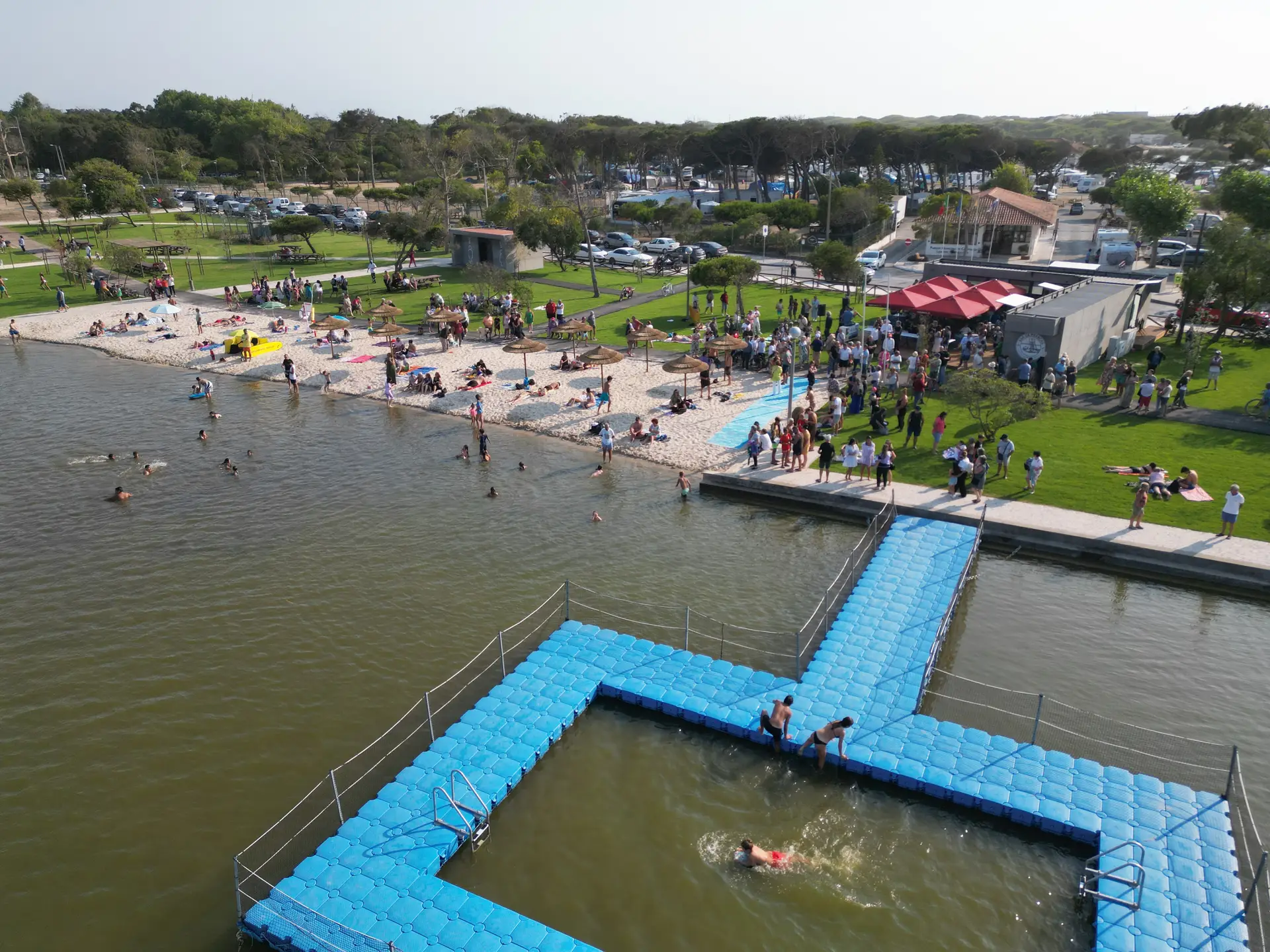 Na Barrinha de Mira há uma nova praia fluvial com piscina flutuante