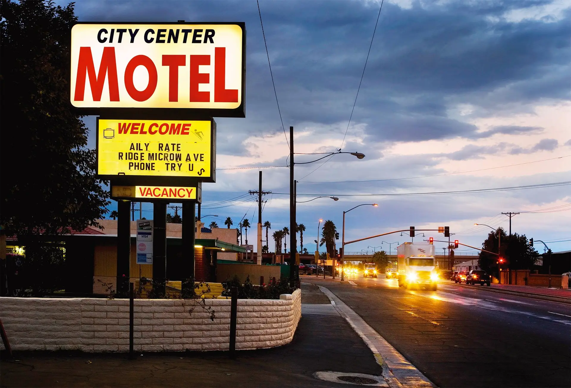 Motel junto a Palm Springs, Califórnia (EUA), ao anoitecer. Em vez de atravessar os EUA de carro, como previsto, a narradora decide remodelar o quarto no motel onde se instala, a meia hora de casa