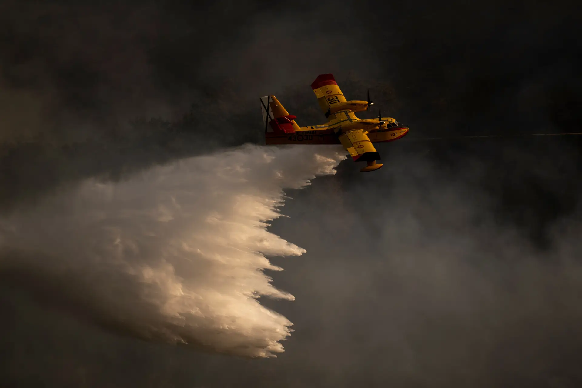 Quase 2 mil operacionais combatem incêndios em Portugal continental
