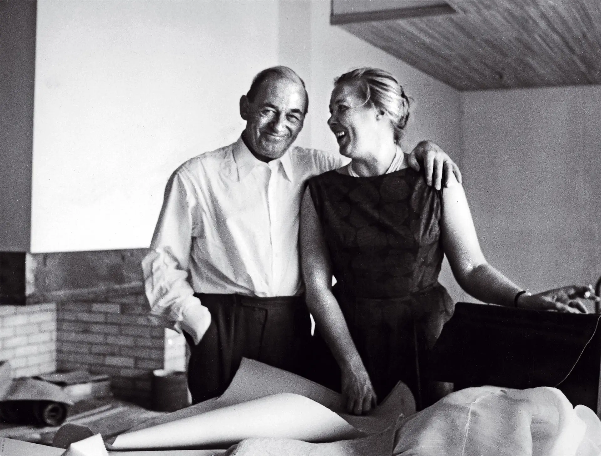 Alvar e Elissa Aalto em visita à obra da Maison Louis Carré, em Bazoches-sur-Guyonne (França), 1959