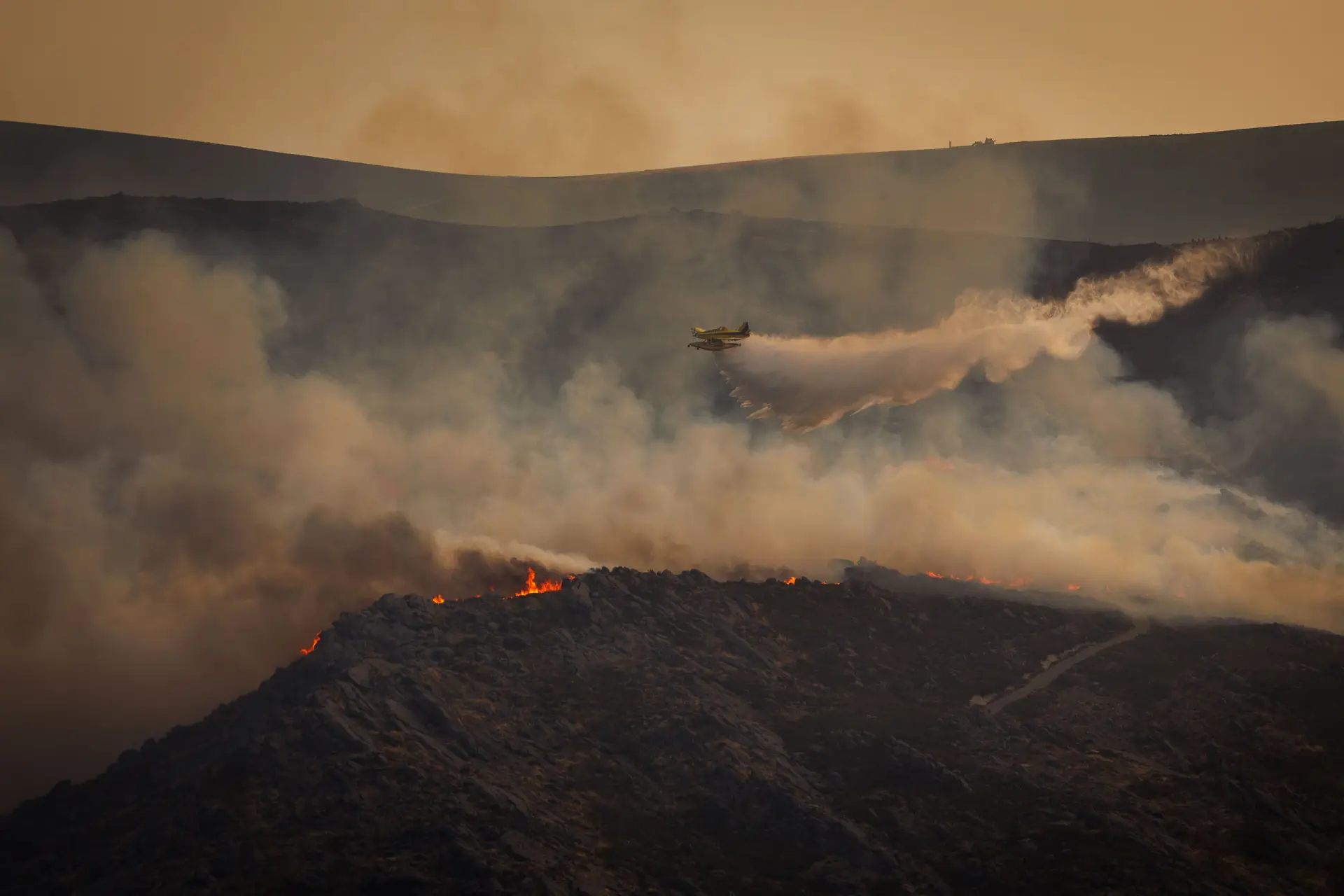 Incêndio em Arganil: aldeias históricas em Piódão evacuadas, vento e terreno acidentado dificultam combate
