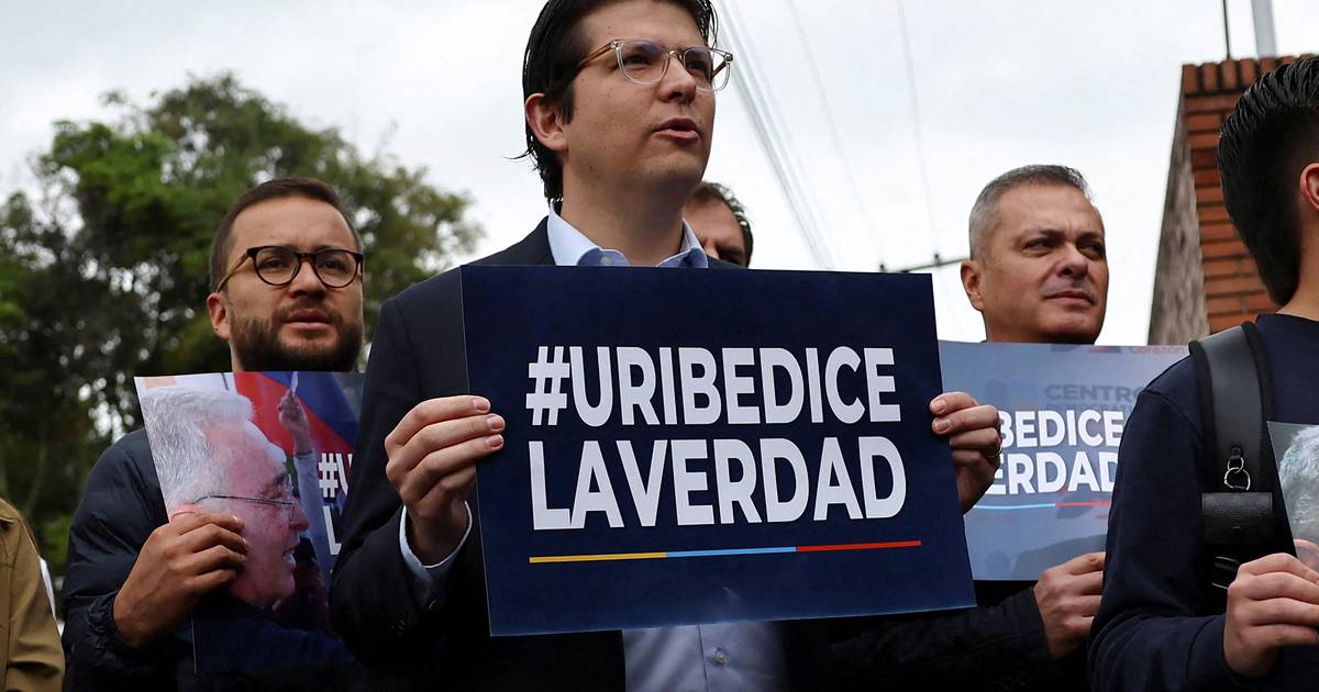 Senador colombiano denuncia "pressões" sobre tribunal para libertar ex-presidente Uribe