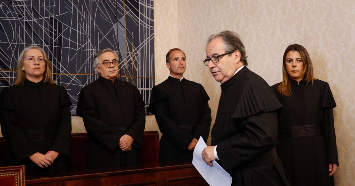 Presidente do TC esteve quase um ano à espera de resposta de Luís Montenegro; PSD sugere que pedido de mais dinheiro é para comprar carros