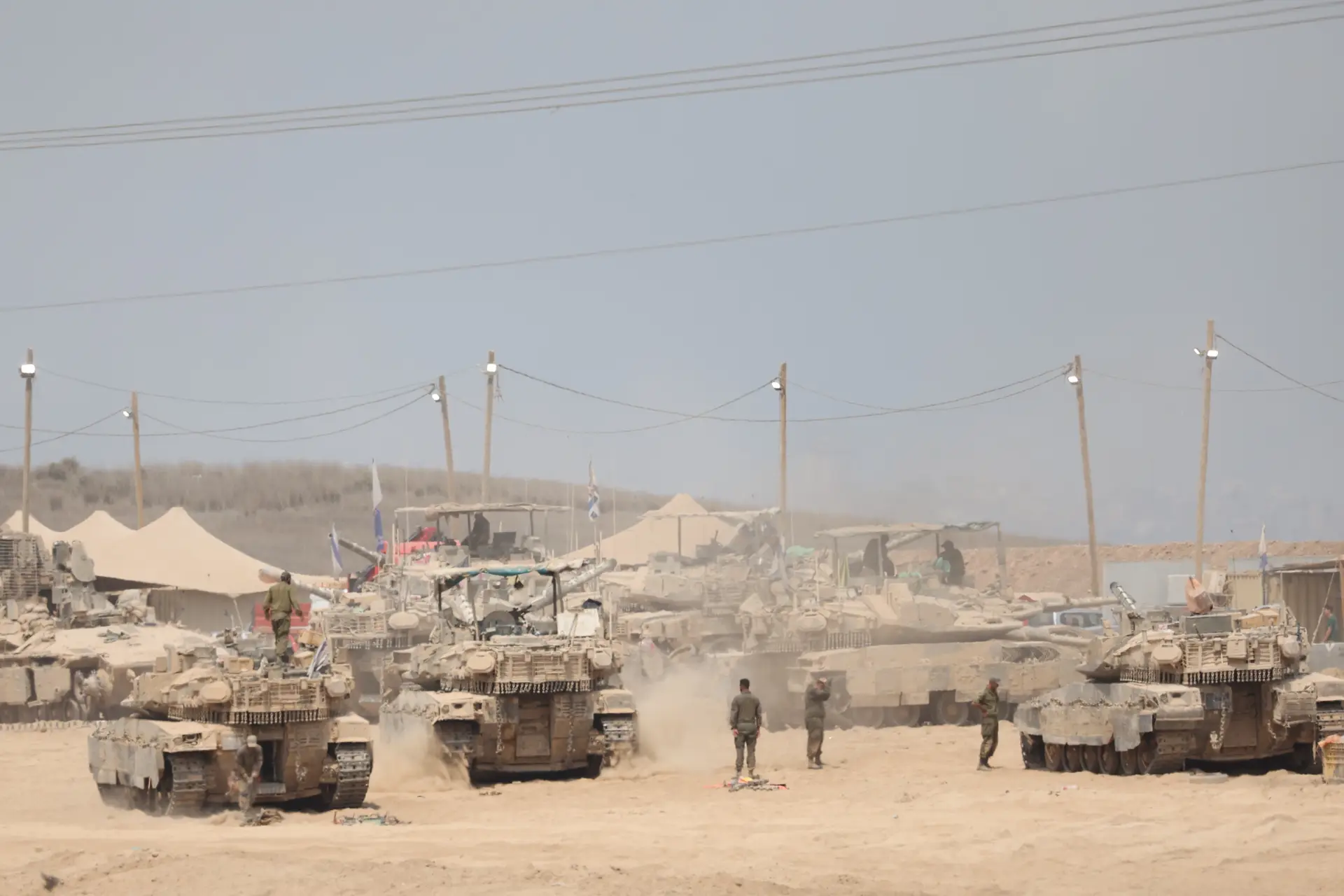 Veículos militares israelitas avistados perto da fronteira com Gaza, no sul de Israel