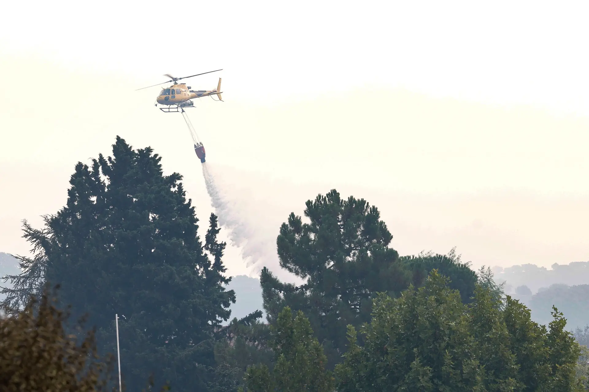 Helicóptero de combate aos incêndios em ação em Tres Cantos, nos arredores de Madrid