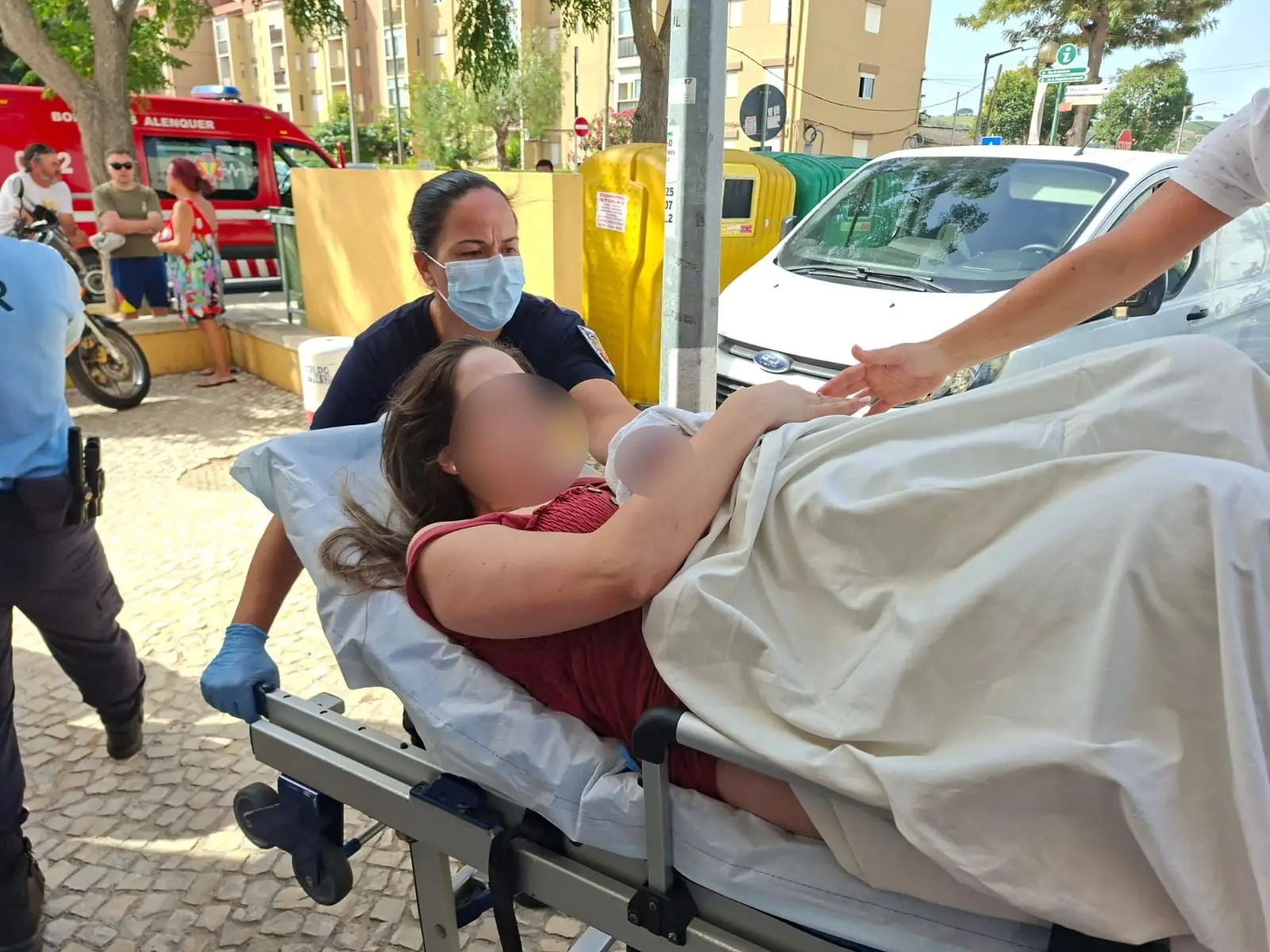 A mulher teve o bebé no meio da rua na vila do Carregado. Quando chegaram os bombeiros já a criança tinha nascido