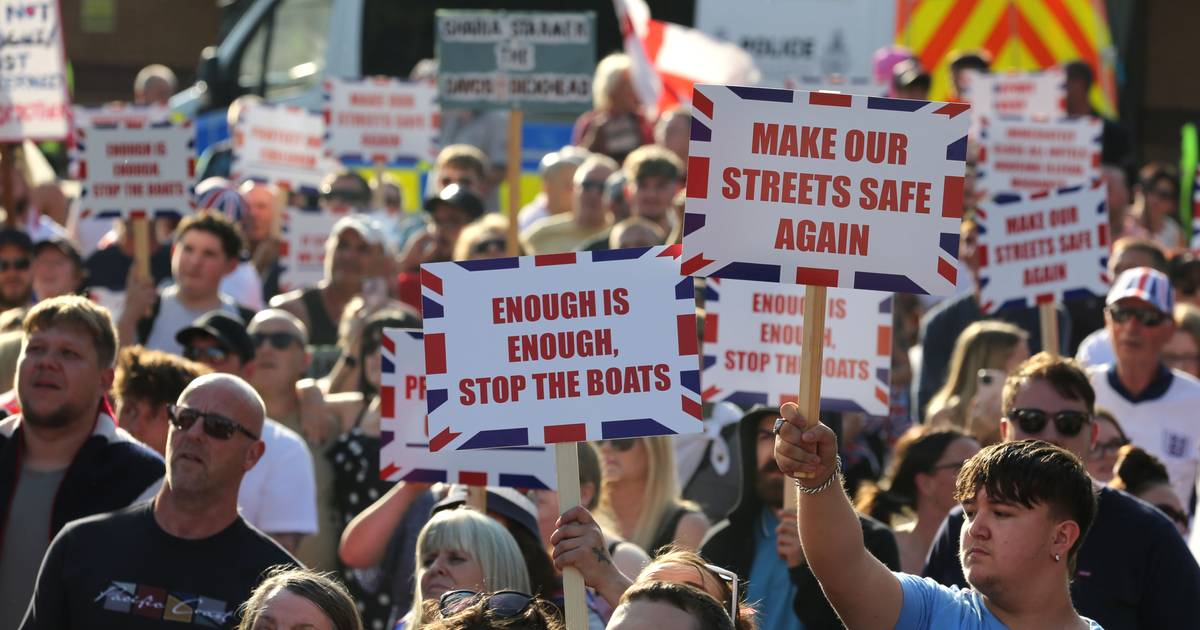 Polícia britânica com poderes para impor mais restrições a manifestações: decisão foi anunciada pelo Governo este domingo