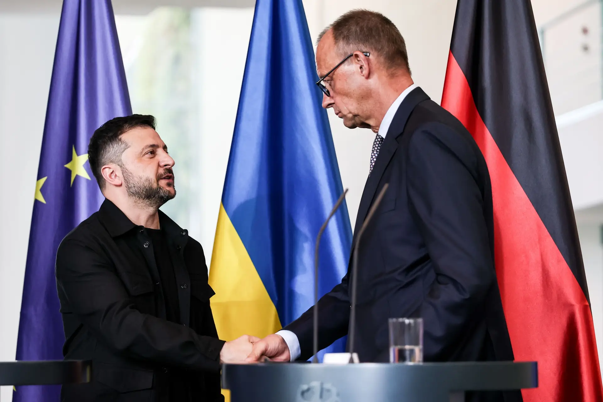 "O que diz respeito à Ucrânia deve ser discutido com a Ucrânia": Zelensky falou com Trump e líderes europeus e acusou Putin de "bluff"