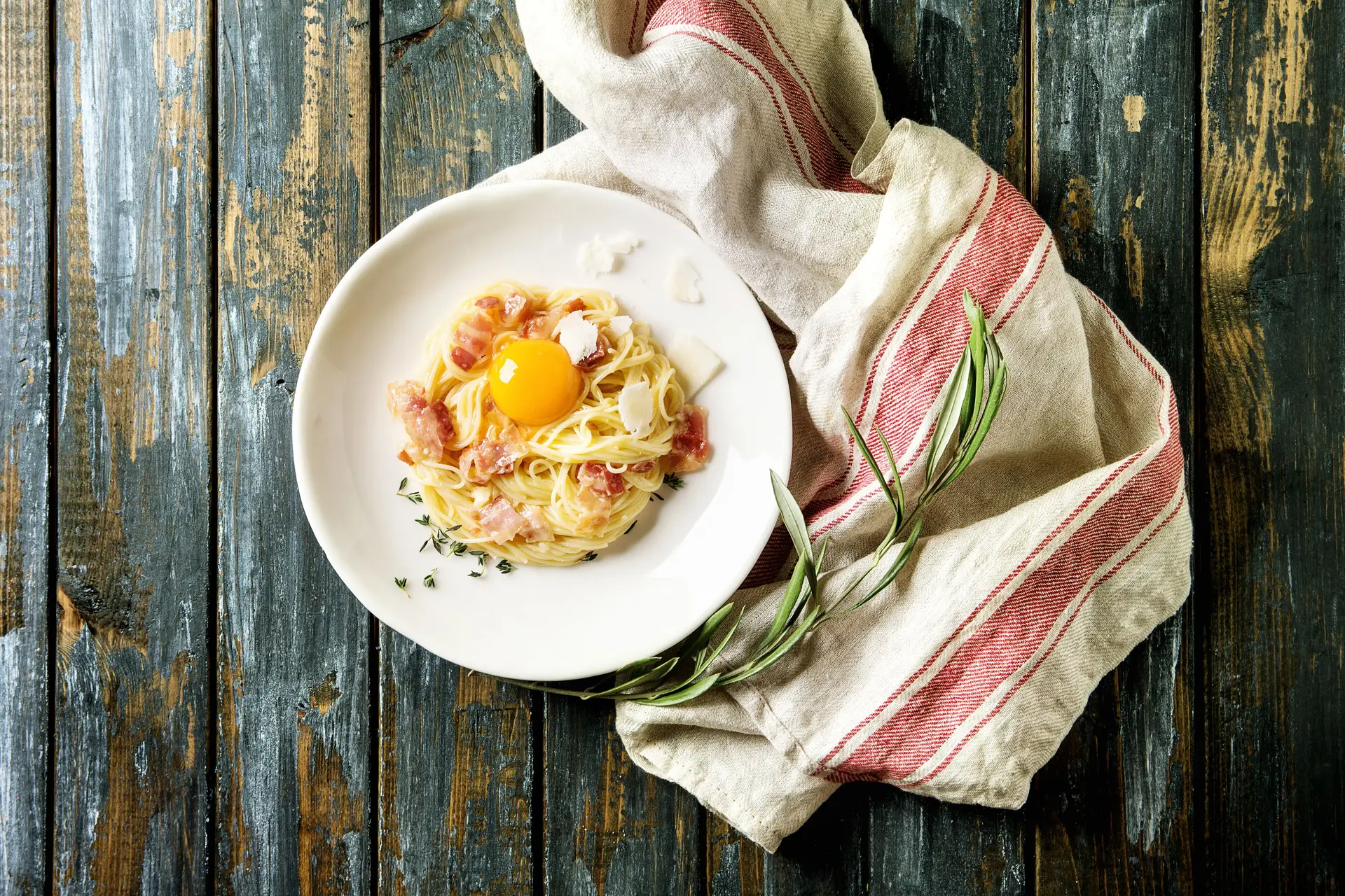  famoso prato romano de esparguete carbonara foi inventado por soldados Aliados que libertavam Itália do nazi-fascismo