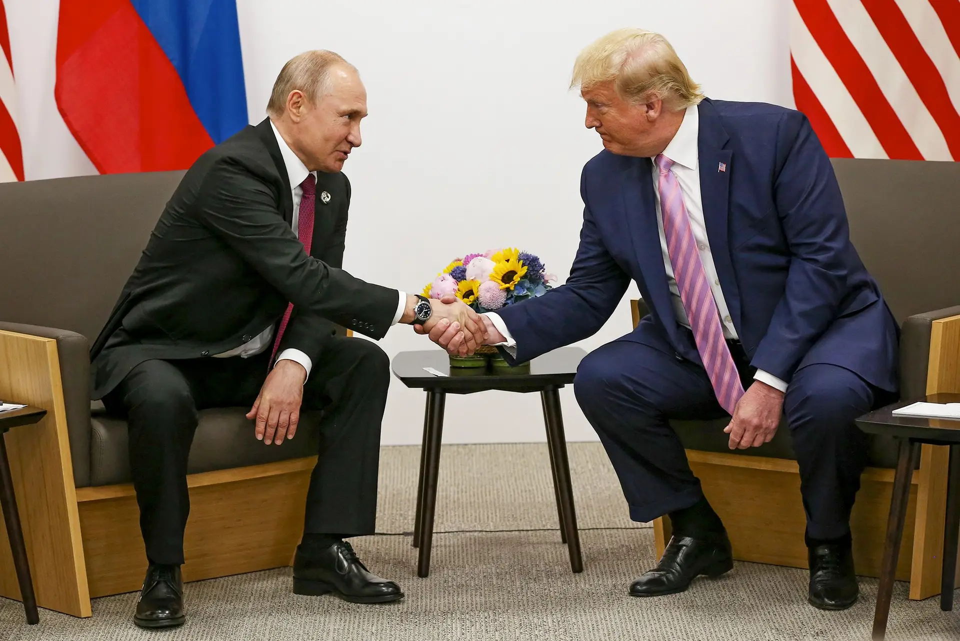 Vladimir Putin e Donald Trump encontraram-se em Osaca, no Japão, em 2019