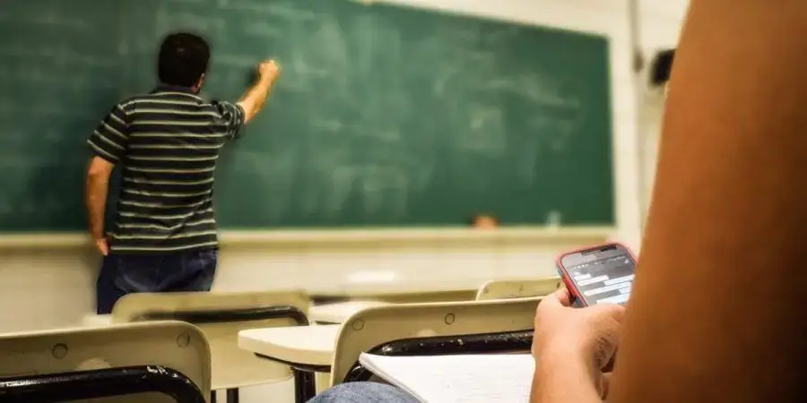 Pais e professores alertam para falta de funcionários nas escolas: “proíbe-se jogar a bola ou correr” porque não há quem vigie os recreios
