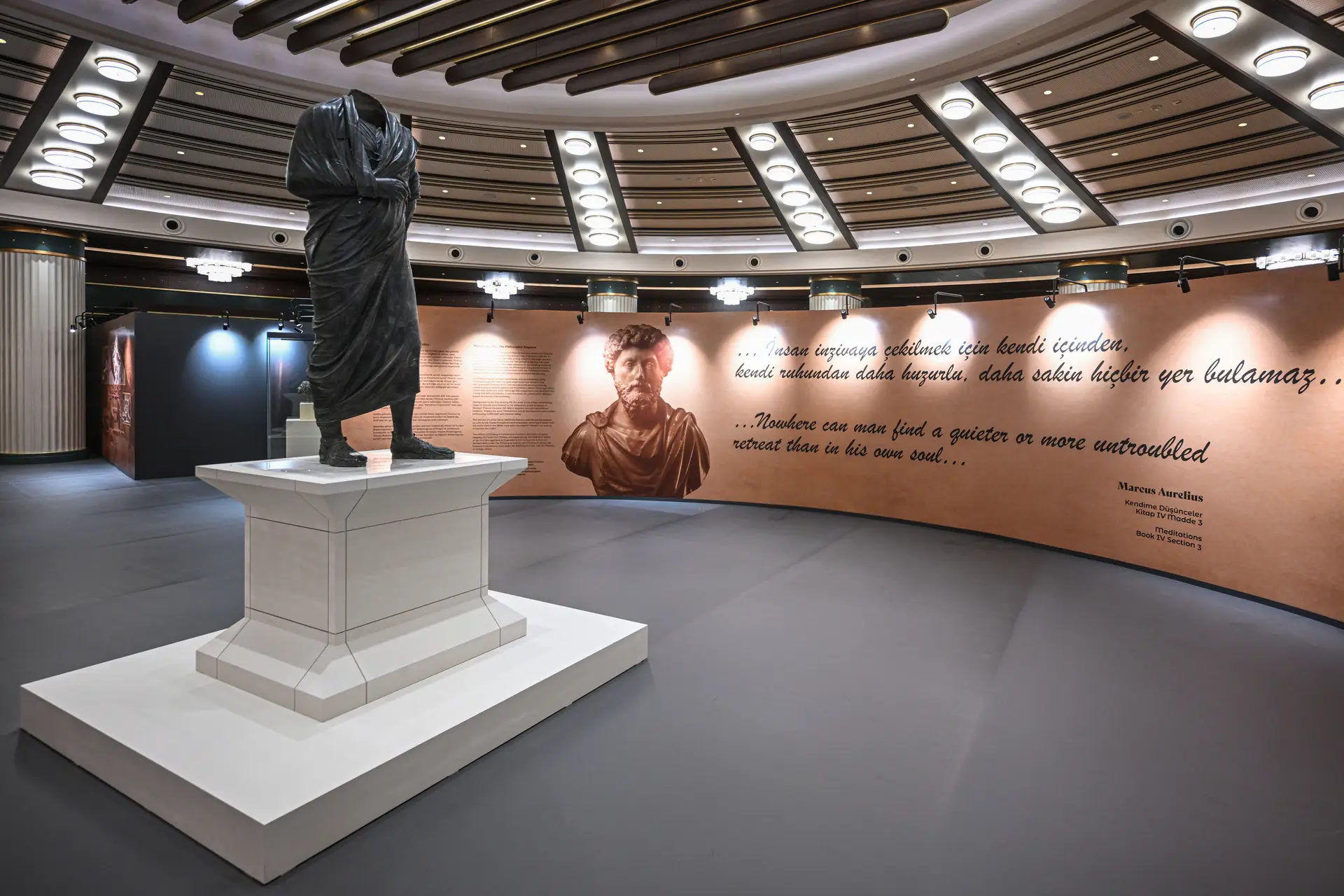 A estátua de Marco Aurélio é a peça central da exposição na Biblioteca Presidencial em Ancara 