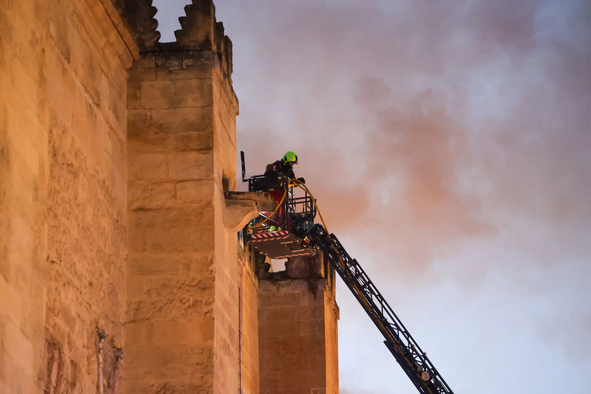 Combate às chamas na mesquita-catedral de Córdova, a 8 de agosto de 2025 