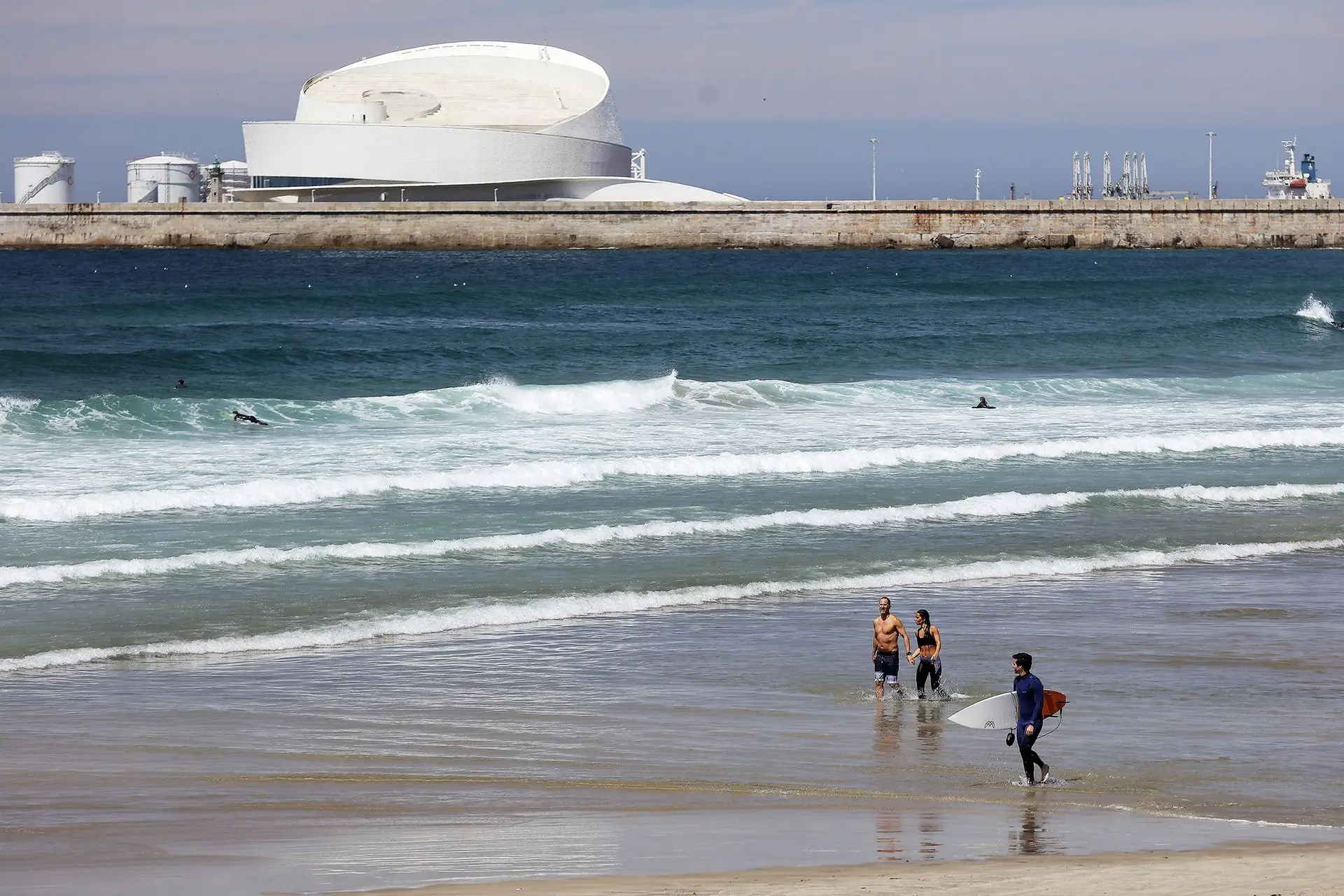 Porto, Lisboa e Faro estão entre os concelhos em que a ida a banhos poderá ser proibida