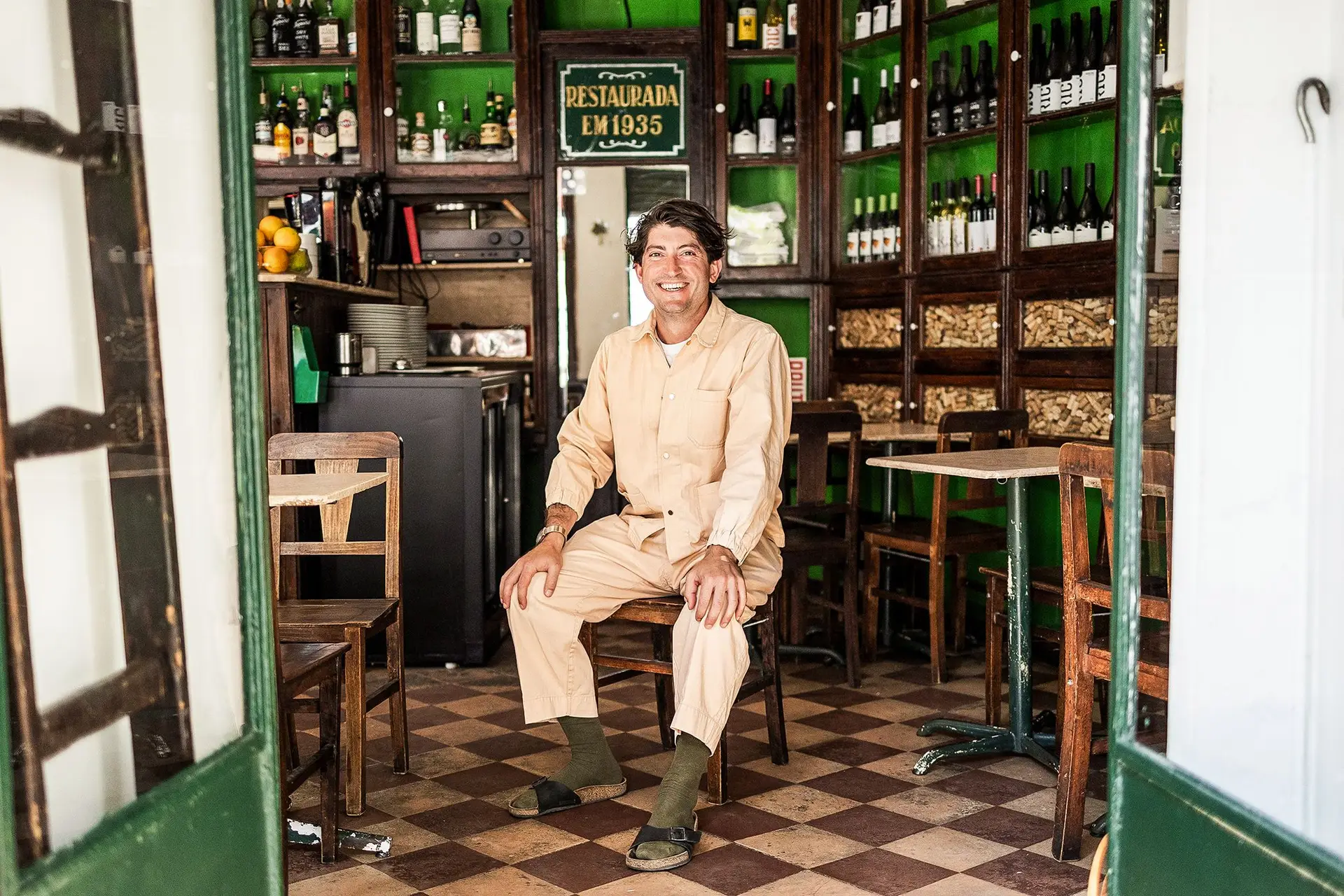 Daniel Bernardi no café de que é dono e que não quer que seja apenas para estrangeiros